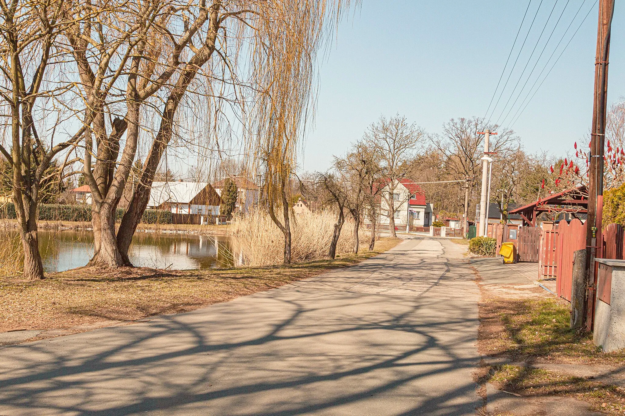 Photo showing: Svinary - ulice Na Sádkách