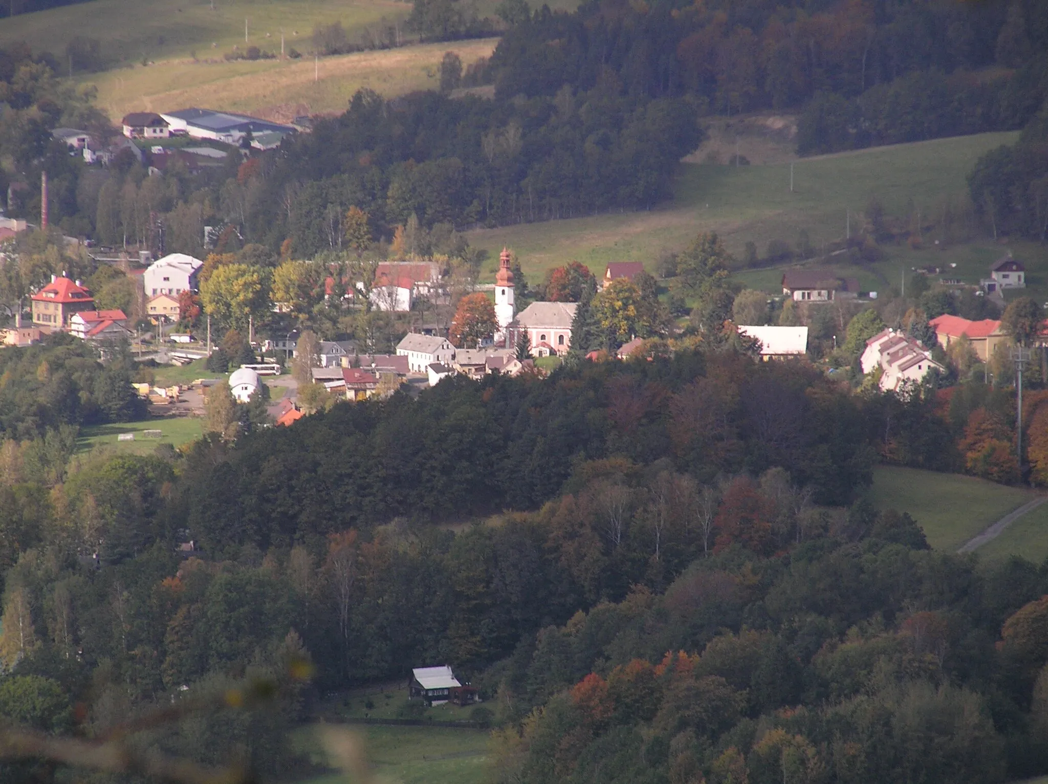 Photo showing: Mníšek - pohled na obec z Dračího vrchu