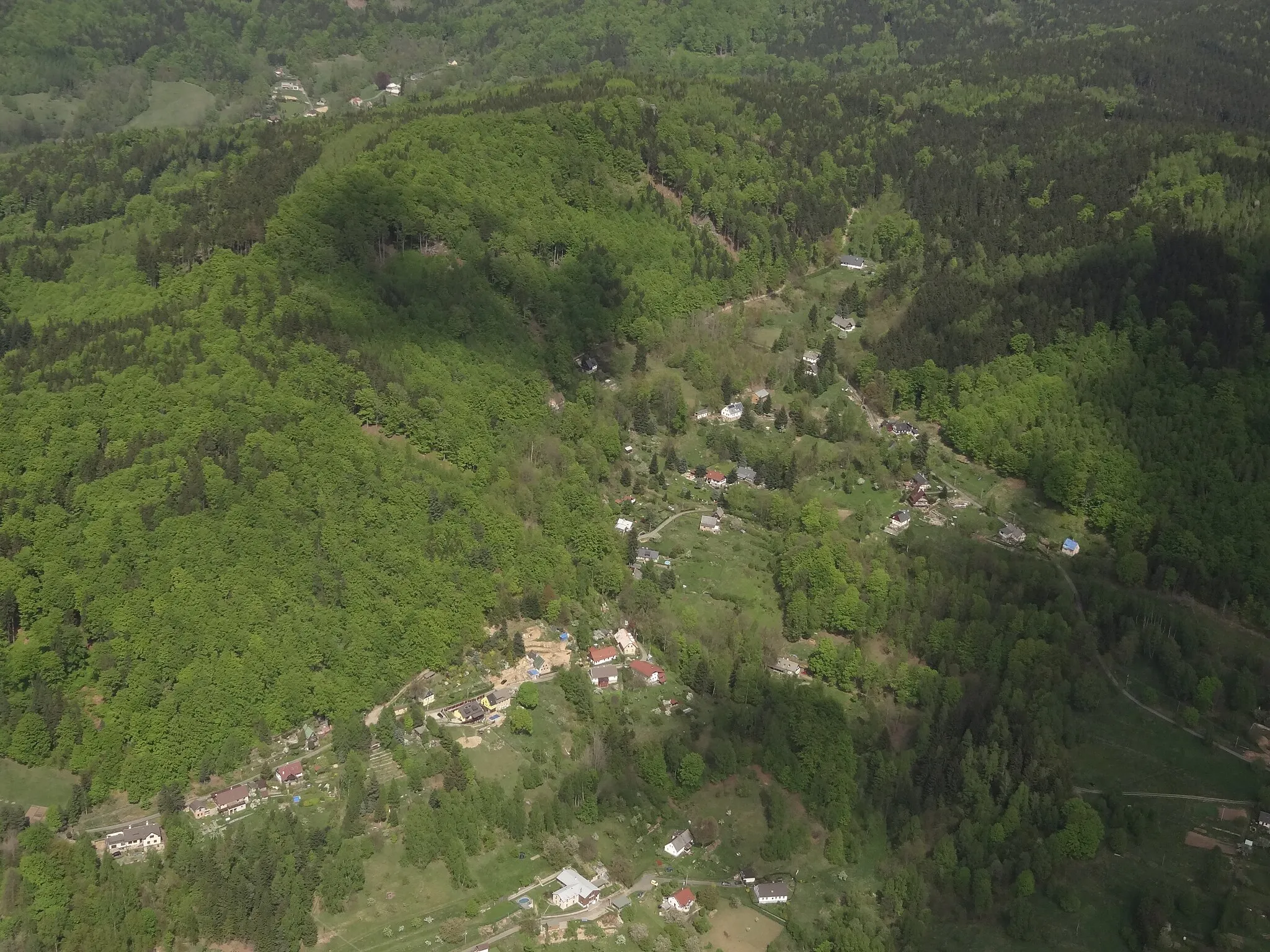 Photo showing: Letecký pohled na horní část Kateřinek, zvanou Neuland, Dračí vrch a nejhořejší část Fojtky (v pozadí)