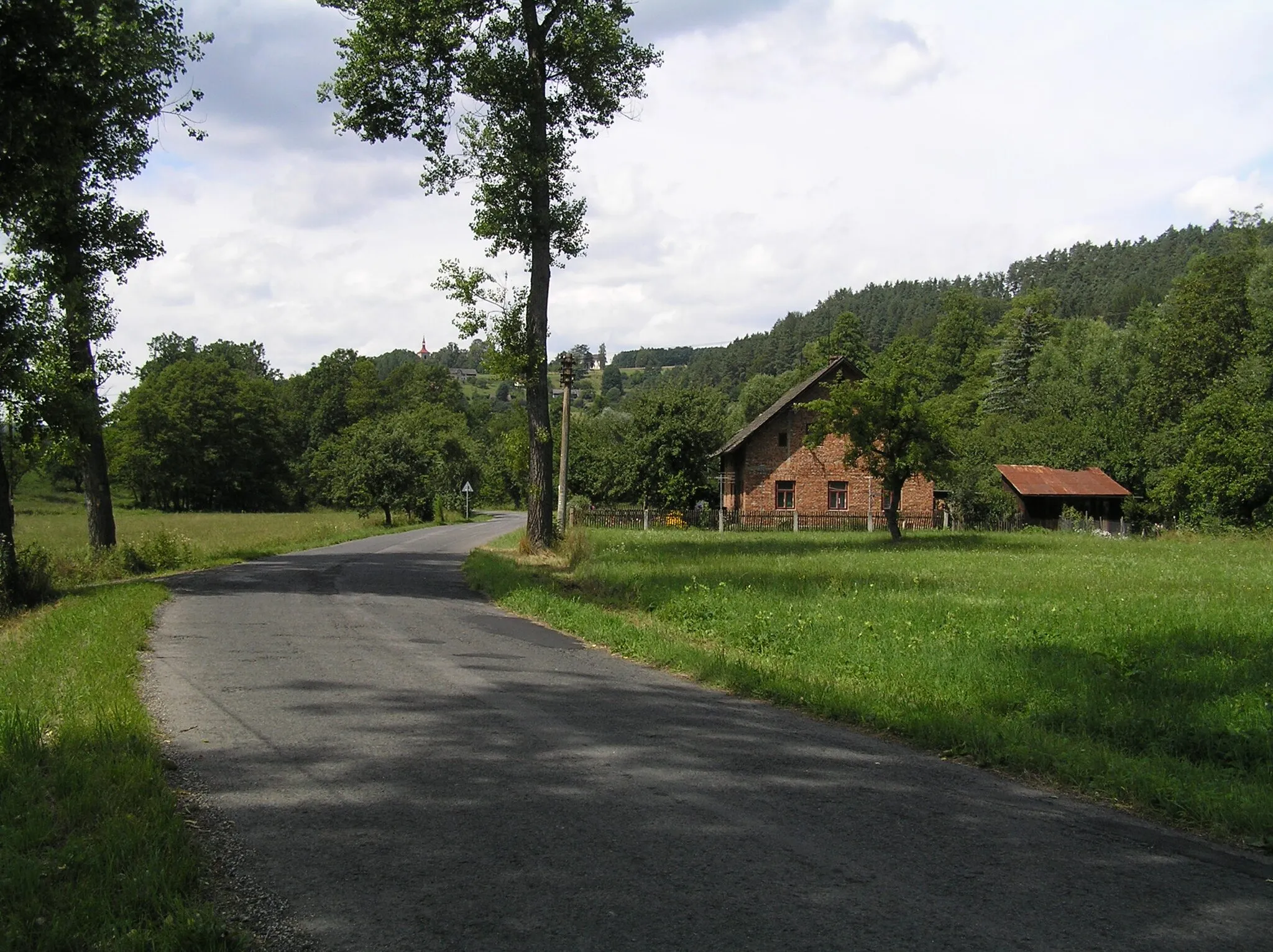 Photo showing: Trávníček - silnice k Libíči, v popředí čp. 21, v pozadí Letařovice