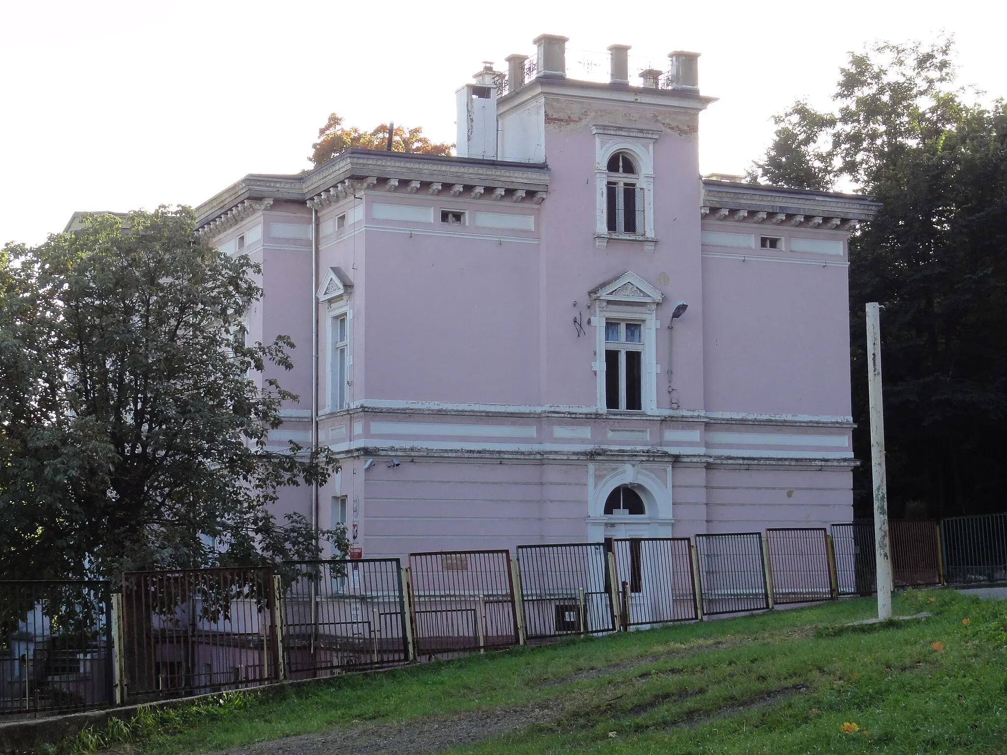 Photo showing: Lubań, ul. Górna 1 - willa, obecnie szkoła, XIX/XX w. (zabytek nr 614/959/J)