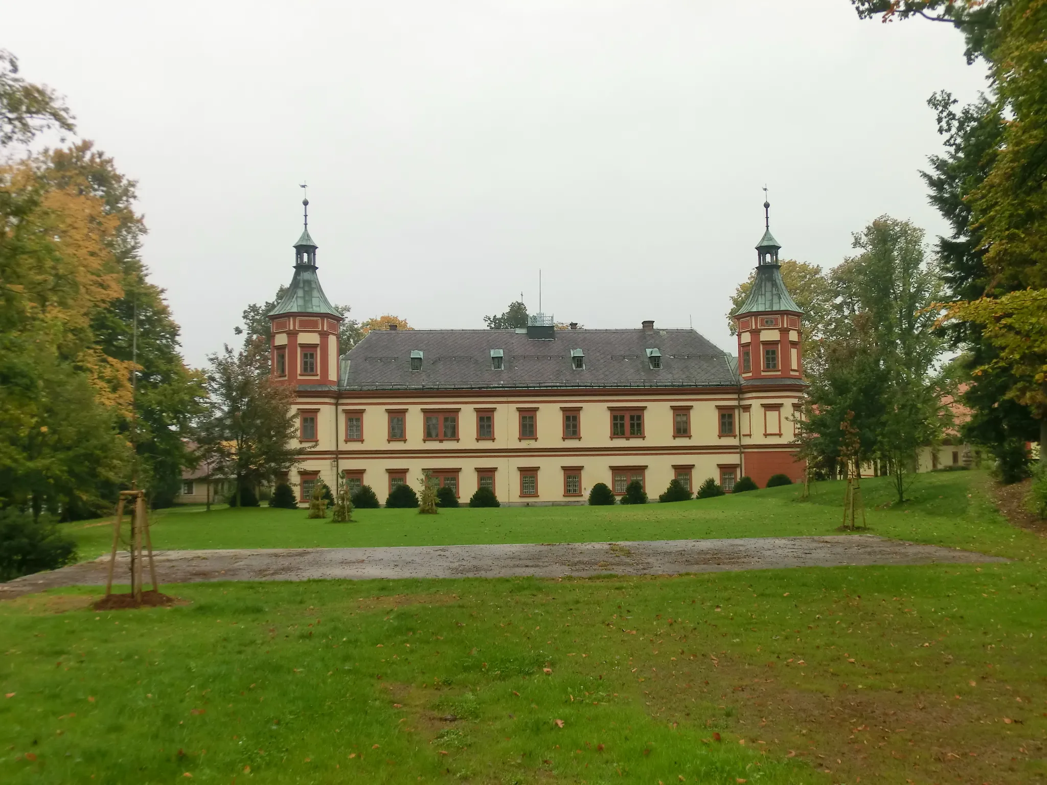 Photo showing: Jilemnický zámek hrabat Harrachů, dnes Krkonošské muzeum - pohled ze zámeckého parku na severní stěnu