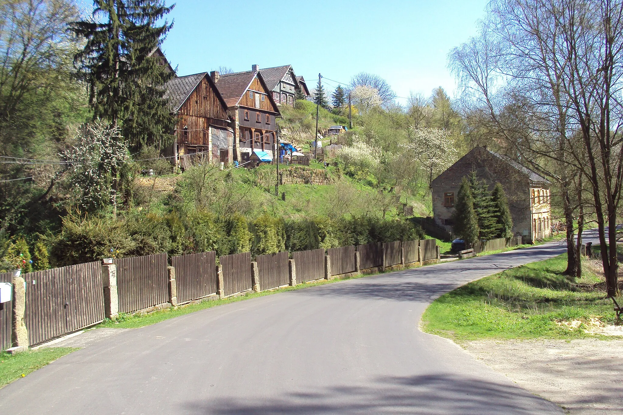 Photo showing: Stavení obce zespodu, od silnice z Dřevčic na Holany