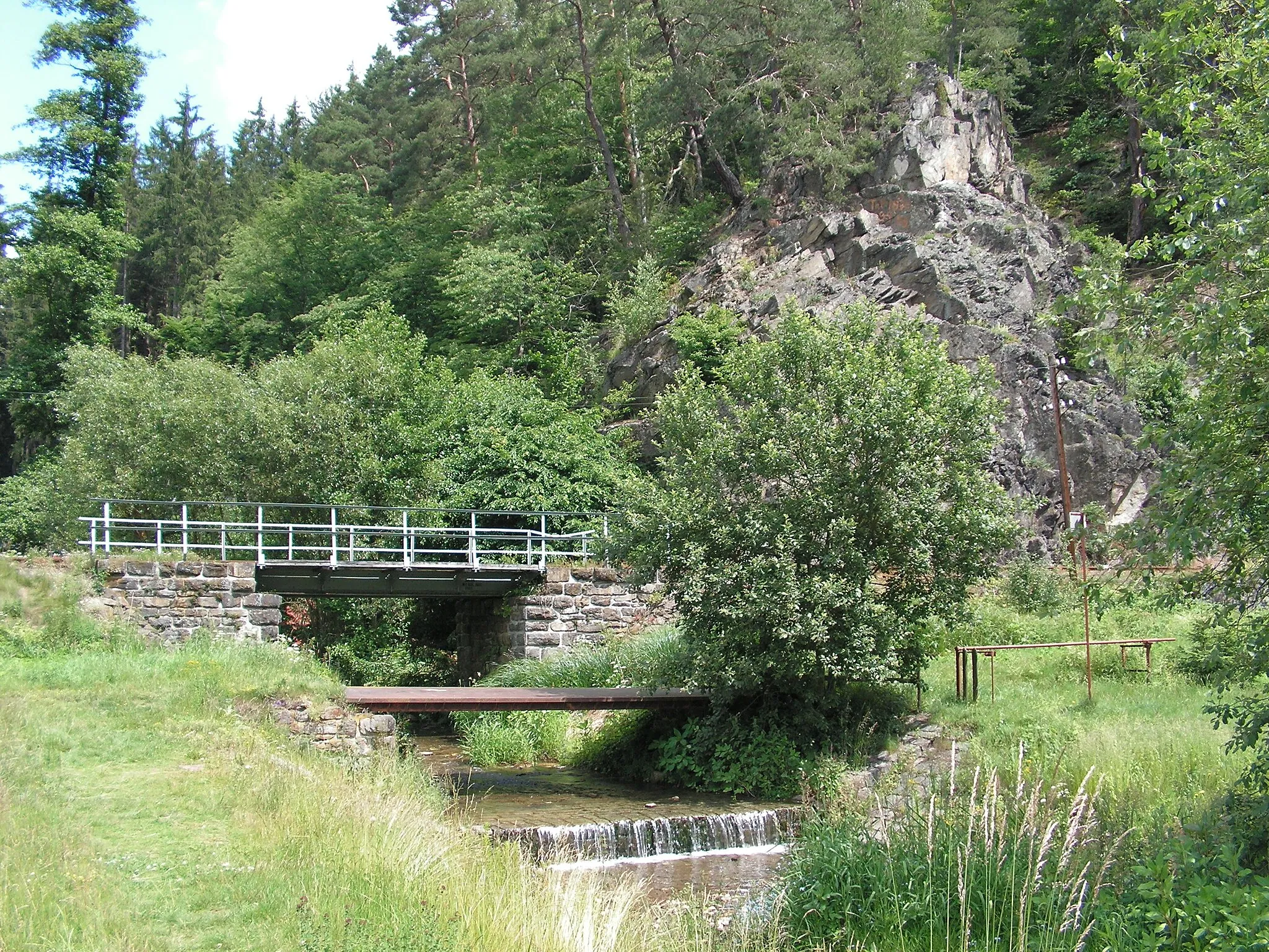 Photo showing: Potok Jestřebnice několik metrů nad ústím do Sázavy.