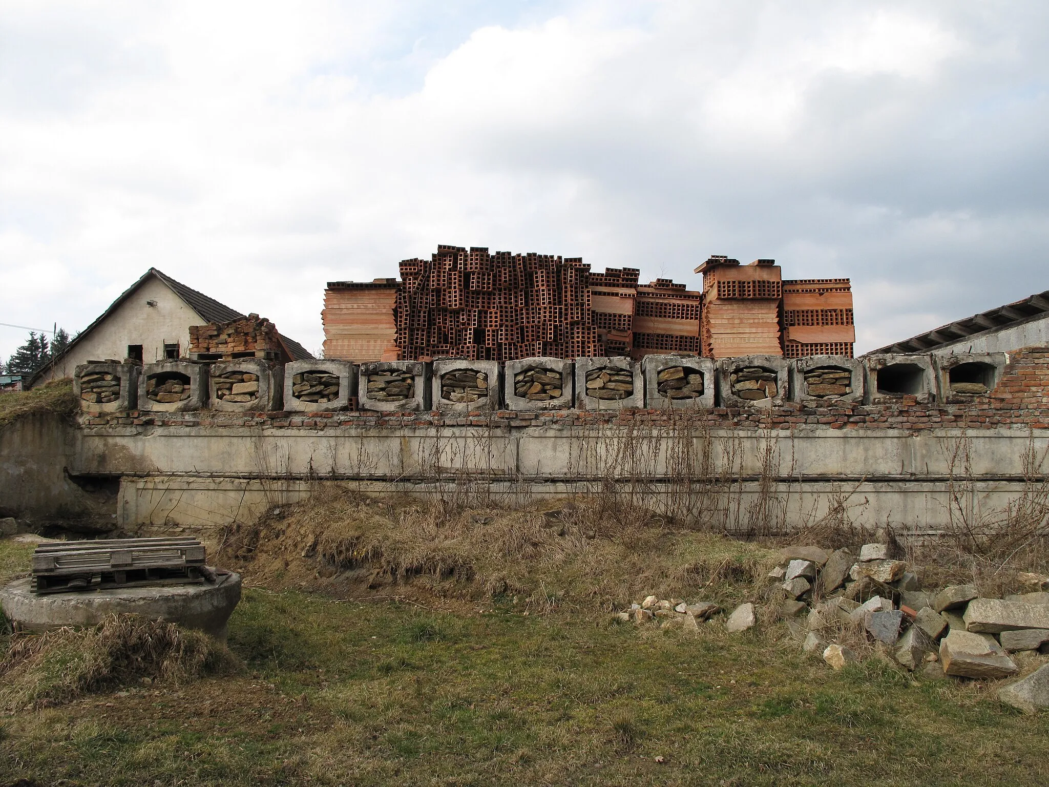 Photo showing: Building materialin Sechov. District of Havlíčkův Brod, Czech Republic.