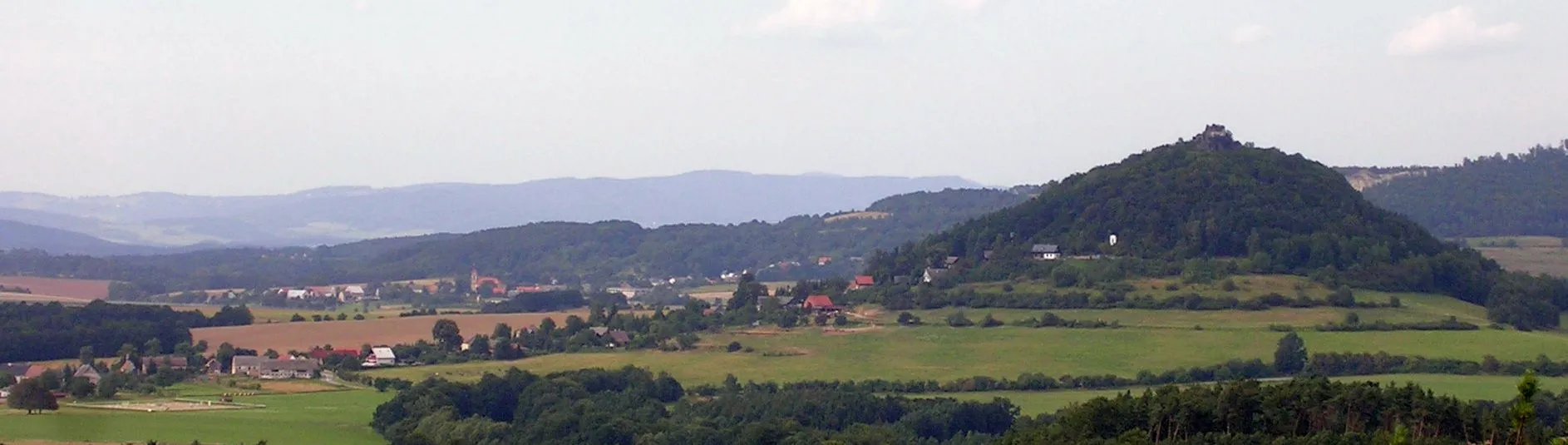 Photo showing: Dubá, Česká Lípa District, Liberec Region, the Czech Republic. A view of Berkovský vrch (Starý Bernštejn) from Vysoký vrch. There are villages of Vrchovany and Chlum on the left.