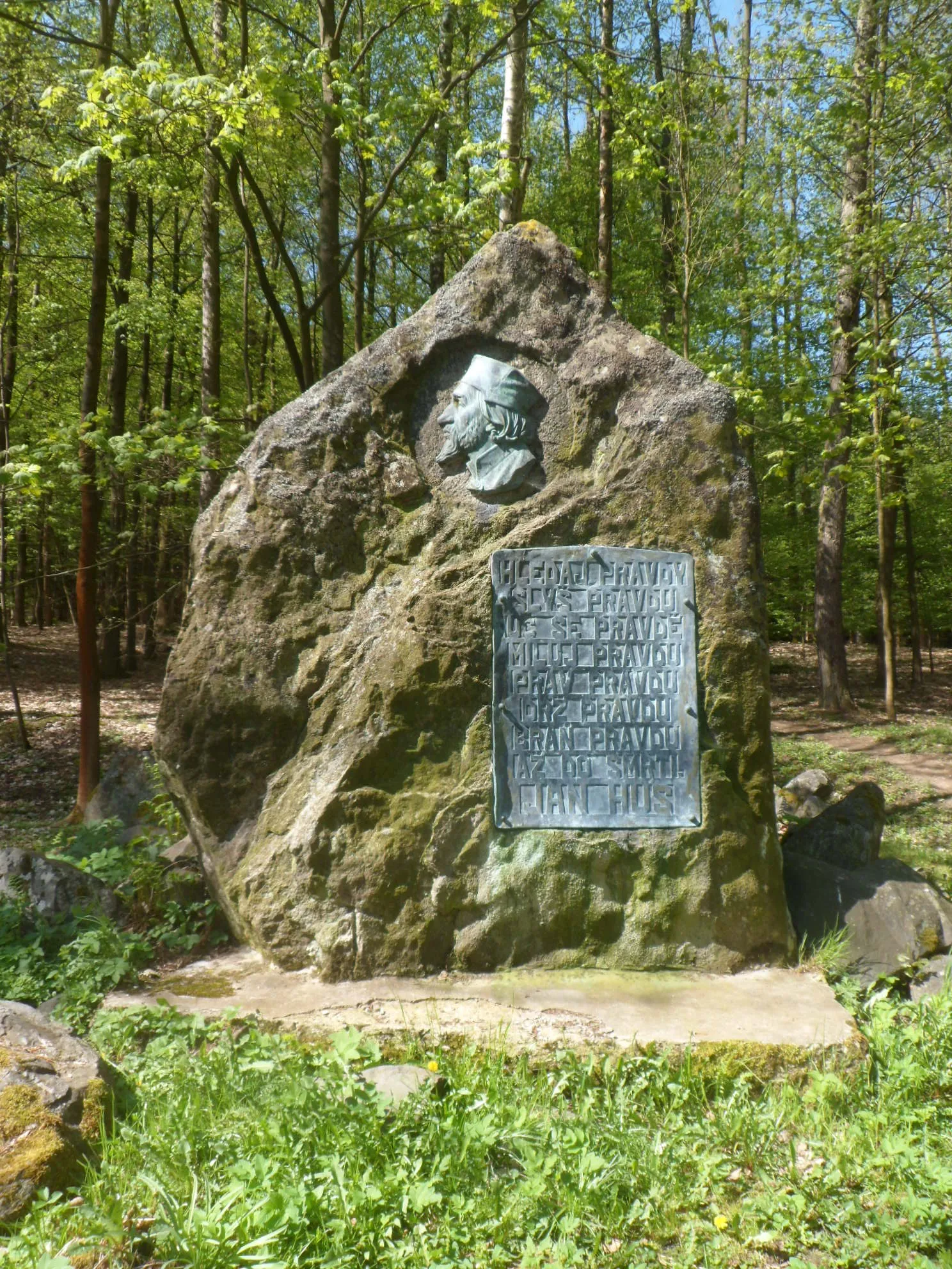 Photo showing: 1921 - Vojtěch Eduard Šaff created the bronze relief of Jan Hus. It was placed on a granite boulder that was brought in 1921 from Oldřiš to Polička and built in a city park Liboháj.