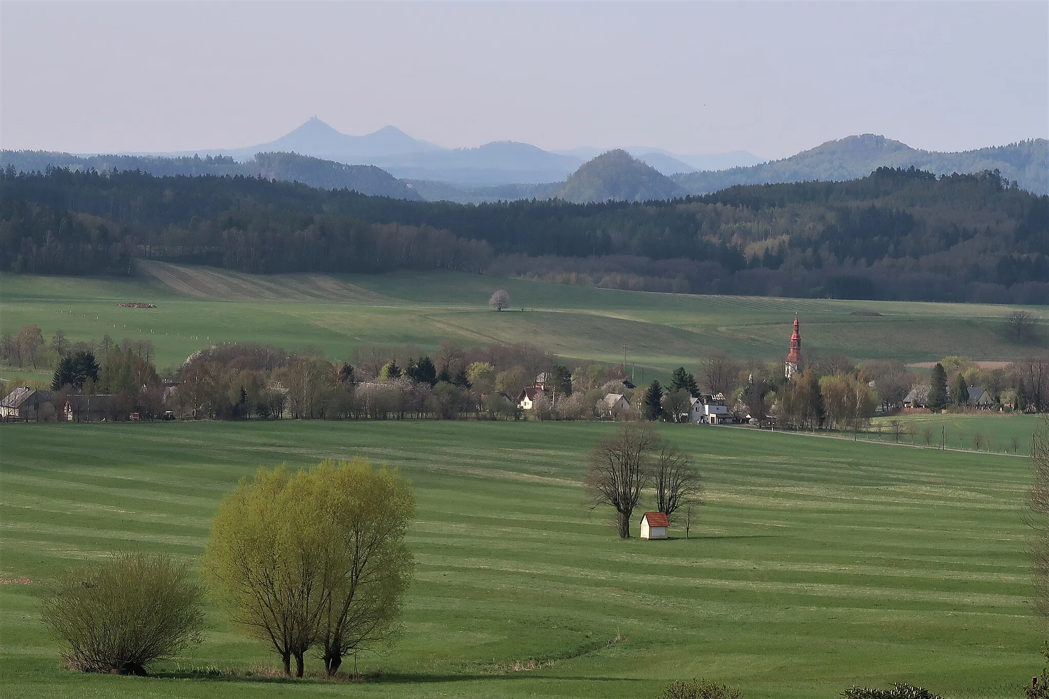 Photo showing: Pohled na Křižany od nádraží s panoramatem Lužických hor.