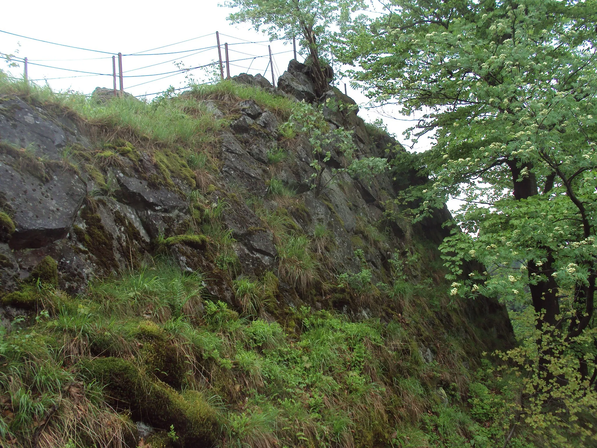 Photo showing: Ochoz vyhlídky na vrcholu Pustého zámku, součást přírodní památky a hradu Fredevald