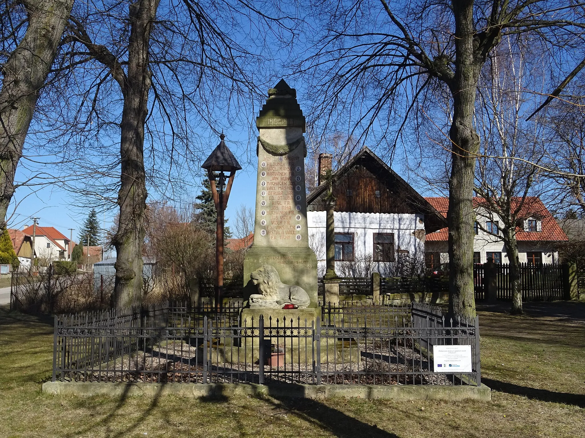 Photo showing: Hlušičky - pomník obětem, zvonička a kříž