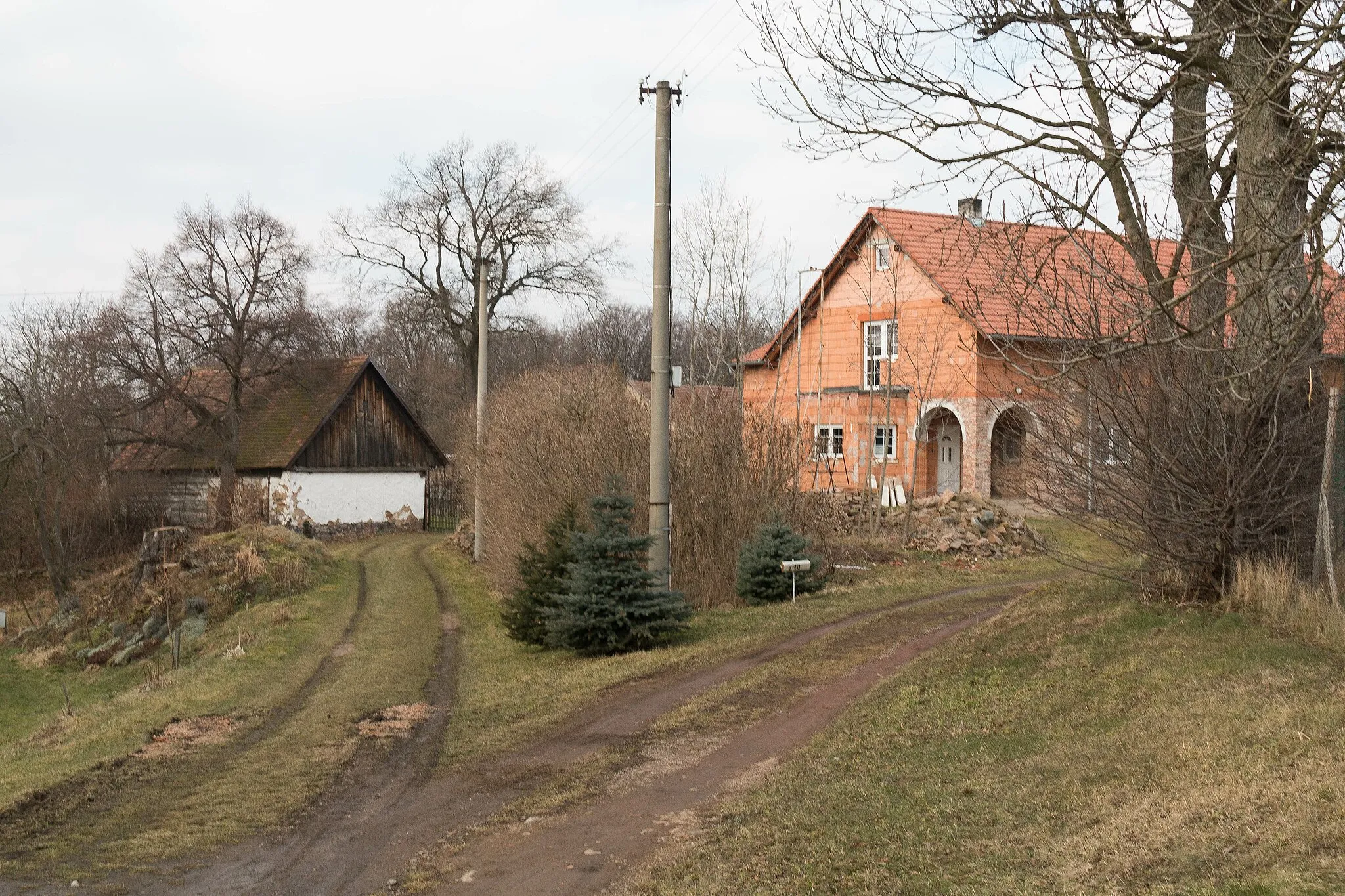 Photo showing: Podlíšťany čp. 28

This file was created as a part of the photographic program of Wikimedia Czech Republic. Project: Foto českých obcí The program supports Wikimedia Commons photographers in the Czech Republic.