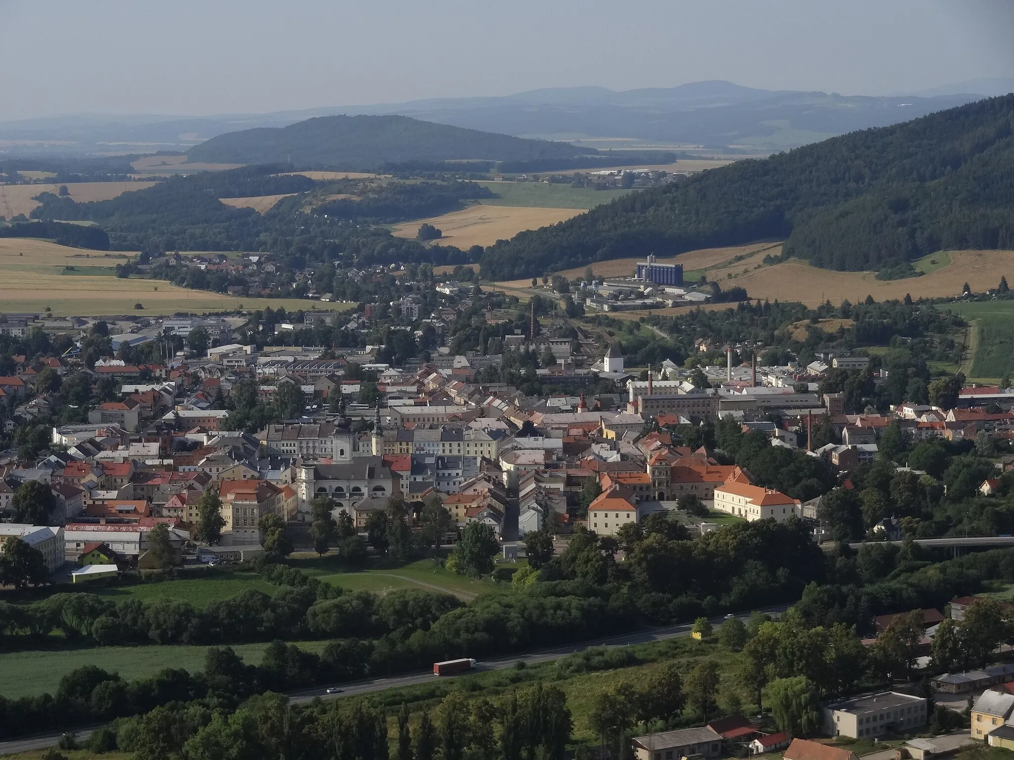 Photo showing: Moravská Třebová - pohled na centrální část města, v pozadí Rychnovský vrch (541 m)