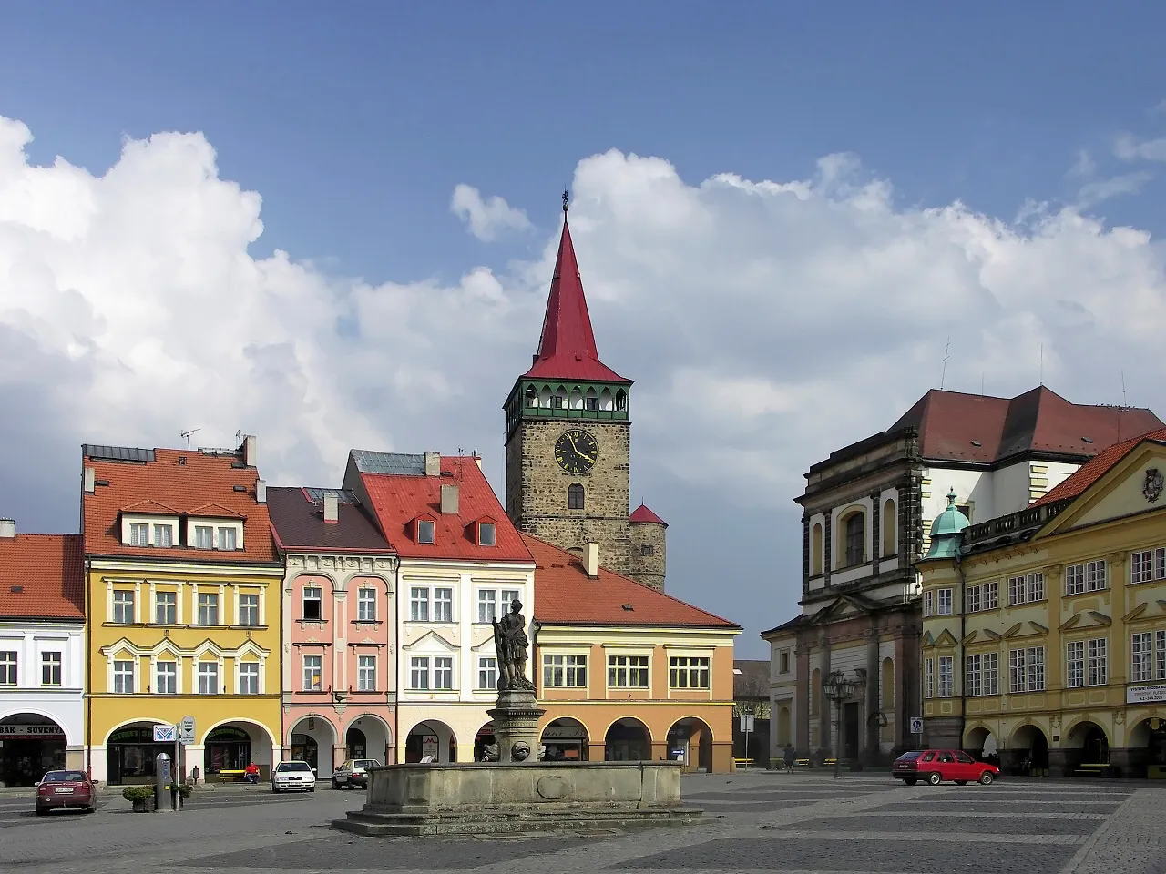 Photo showing: The central Waldstein's square with the Valdice gate. The Czech Republic, the town of Jičín. Picture taken in April 2005 by David Paloch.