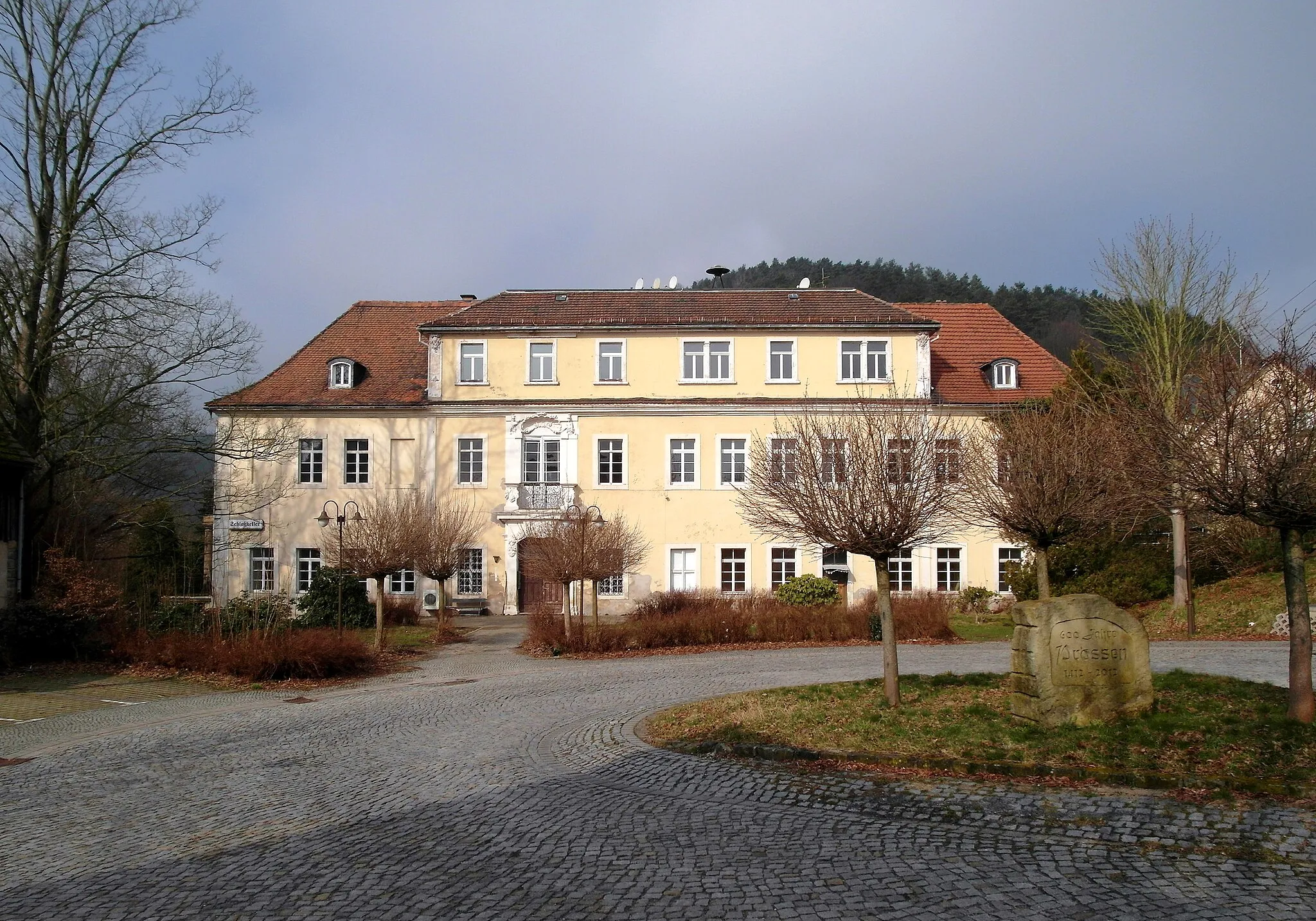 Photo showing: 09.03.2016     01814   Prossen (zu Porschdorf):  Schloß Prossen, Gründelweg 15. Hofseite. Die Besiedlung des Gebietes des Elbsandsteingebirges begann im 12./13. Jahrhundert;  die des heutigen Pross´ner Territoriums ist sehr wahrscheinlich auf das Wirken des Grafen Wiprecht von Groitzsch zurückzuführen. Danach folgt eine lange Geschichte wechselnder Besitzer. Caspar Heinrich von Schönberg hat offenbar einen großen Anteil am Wiederaufbau des Rittergutes. Johanna Eleonore von Lüttichau aber hat ihn 1693 vollendet und entsprechende Zeichen gesetzt. Heute noch sind die Buchstaben GJELB als die Initialen von Gottlob und Johanna Eleonore von Lüttichau geb. Borckin im Balkongeländer des Herrenhauses zu sehen.                                                                               [SAM3436.JPG]20160309105DR.JPG(c)Blobelt