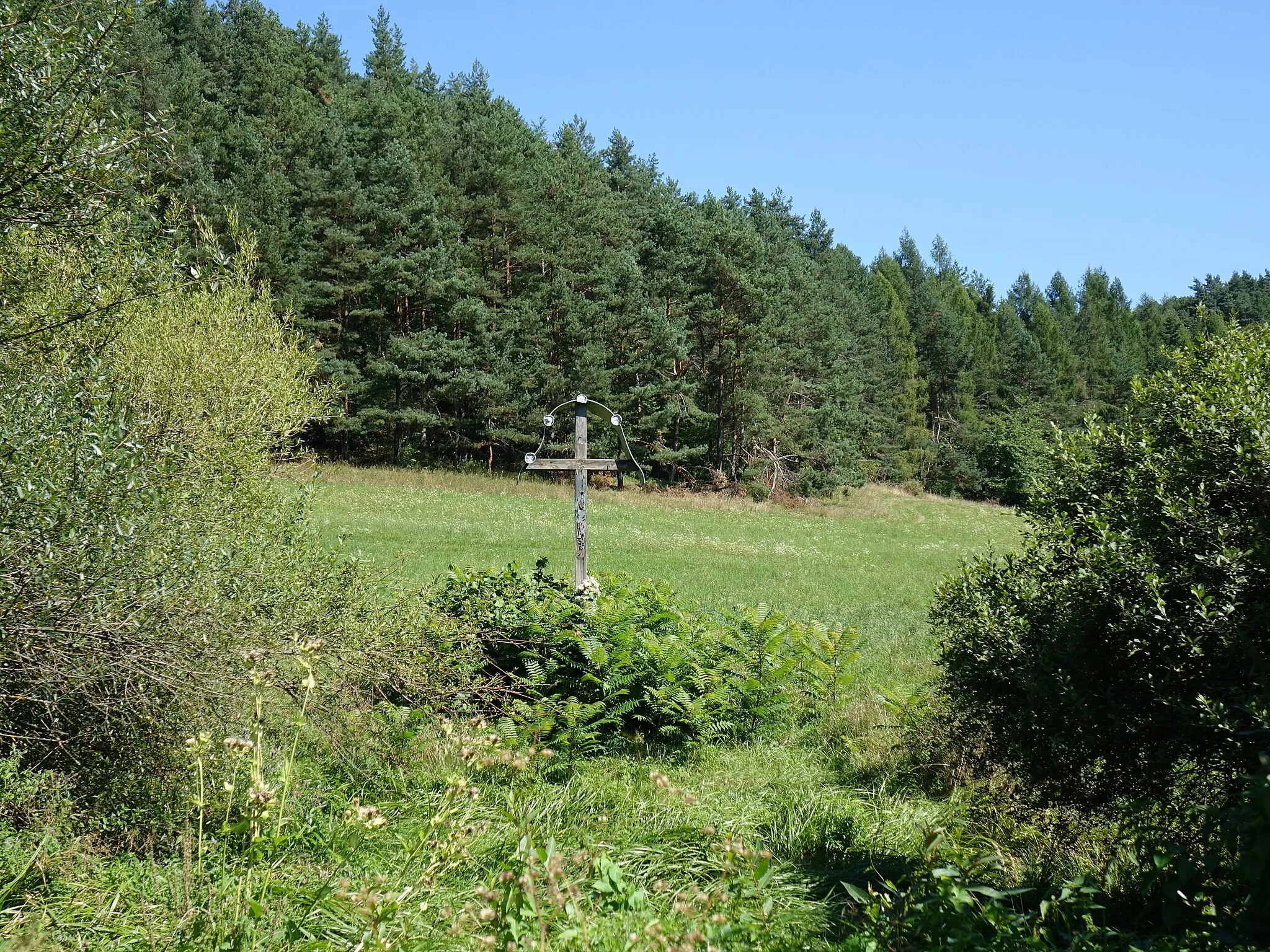 Photo showing: Kopce je miestny názov pre časť chotára obce Sedlice. Lokalitu charakterizuje jej umiestnenie na východ od obce, na konci Bajerovskej ulice. Okres Prešov. Slovensko. Kríž