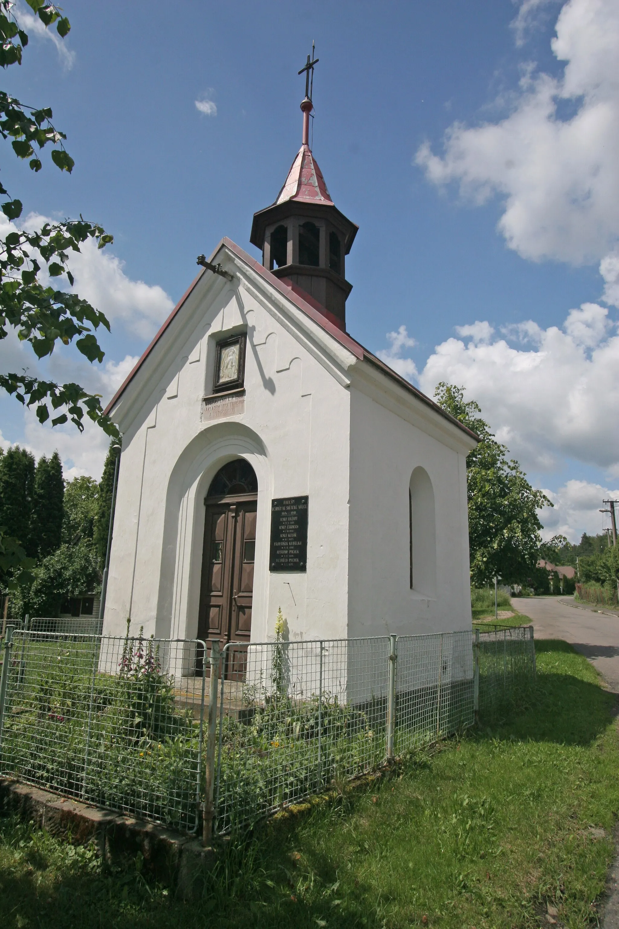 Photo showing: Trpišov - kaplička
Camera location 49° 53′ 25.43″ N, 15° 47′ 50.8″ E View this and other nearby images on: OpenStreetMap 49.890397;   15.797444

This file was created as a part of the photographic program of Wikimedia Czech Republic. Project: Foto českých obcí The program supports Wikimedia Commons photographers in the Czech Republic.