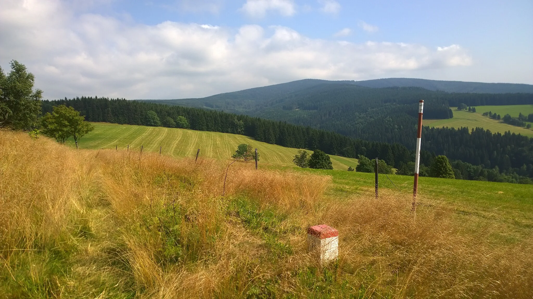Photo showing: Panský vrch - border of the Czech Republic and Poland. View from the top, Čihalka direction.