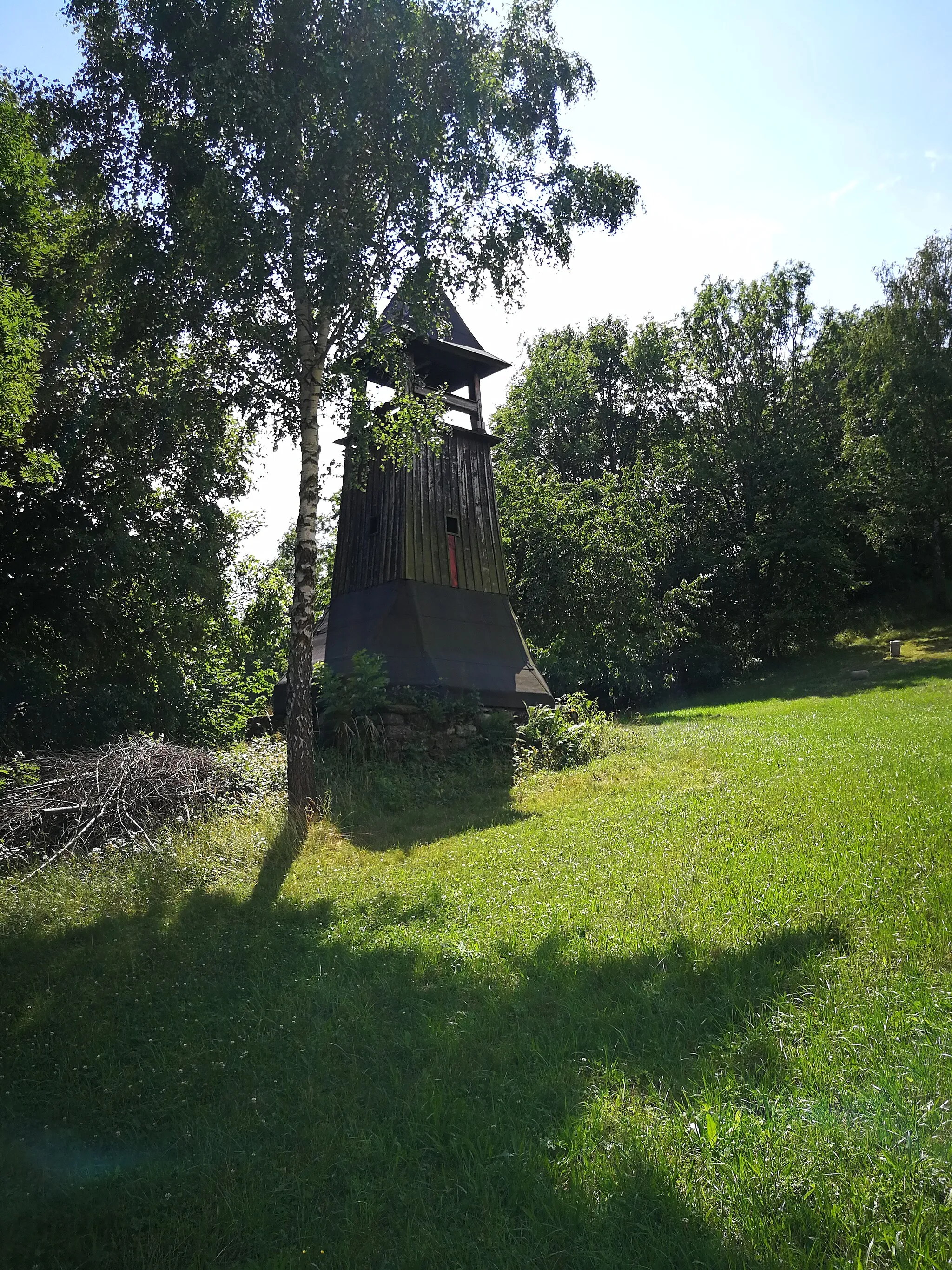 Photo showing: Zvonice se zvonem