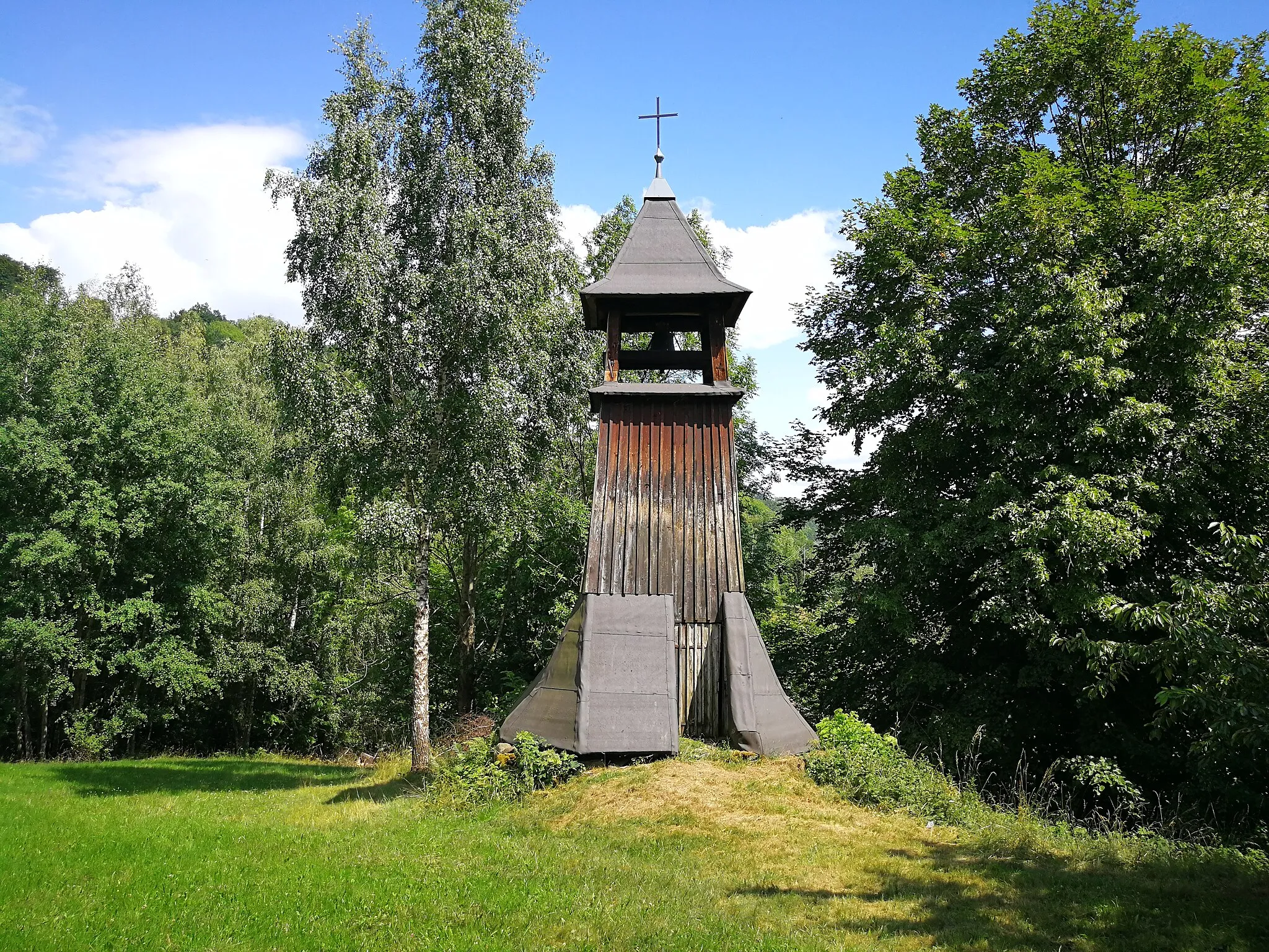Photo showing: Zvonice se zvonem