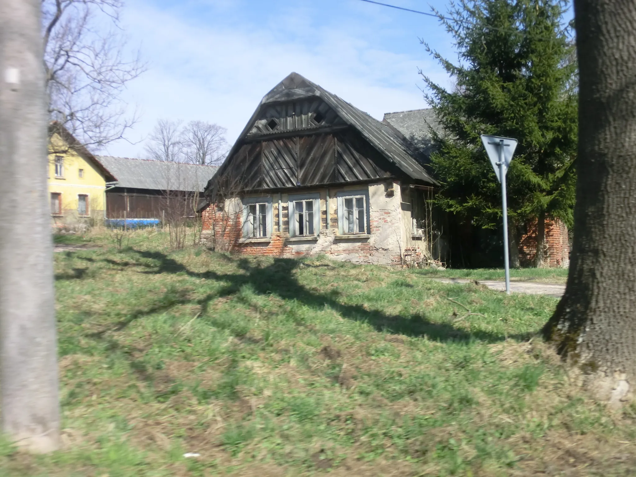 Photo showing: Chátrající roubenka čp. 147 je zjevně odsouzená k zániku. Zdivo kolny se rozestupuje již nejméně třicet let a oprava střechy byla sice provedena počátkem 90. let, ale dům není obýván ani navštěvován řadu let.