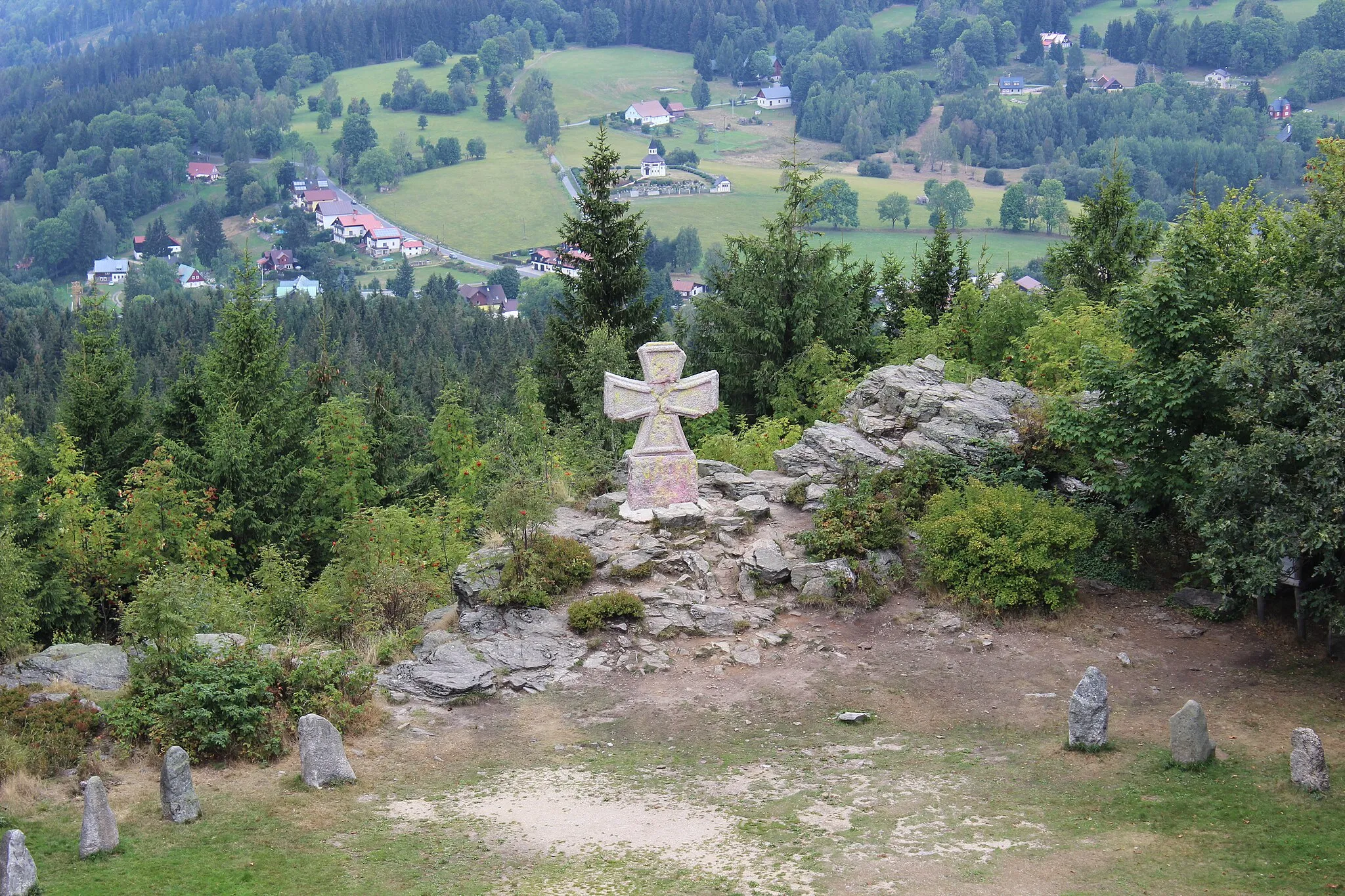 Photo showing: Kříž u rozhledny Štěpánka v Jizerských horách.