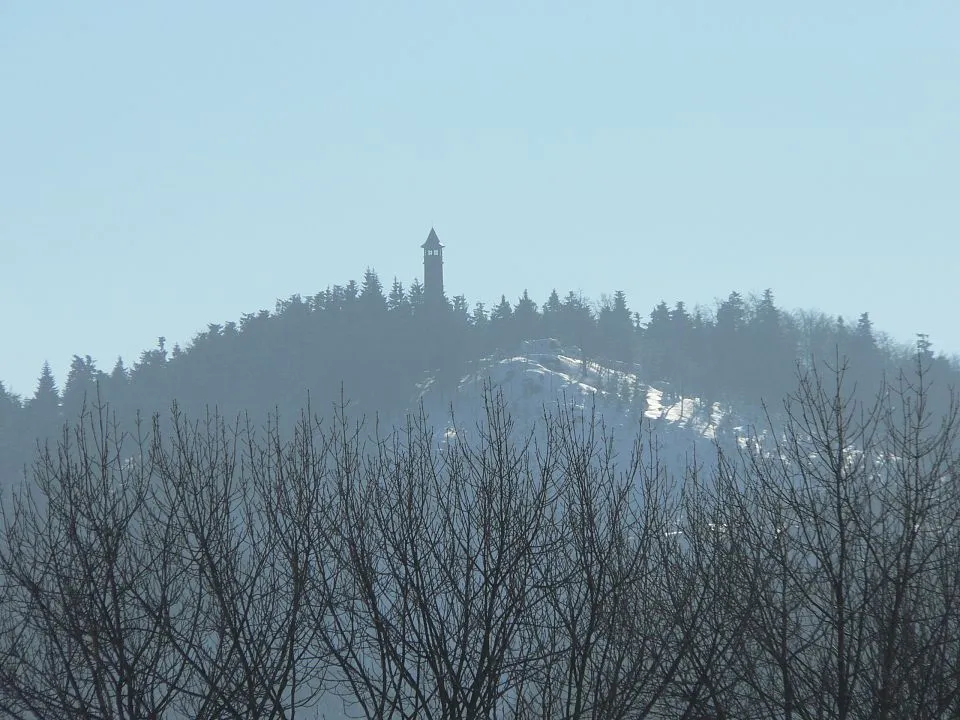 Photo showing: Hvězda Mountain (959 m) withˇ Štěpánka lookout tower, Karkonosze, Czech Republic