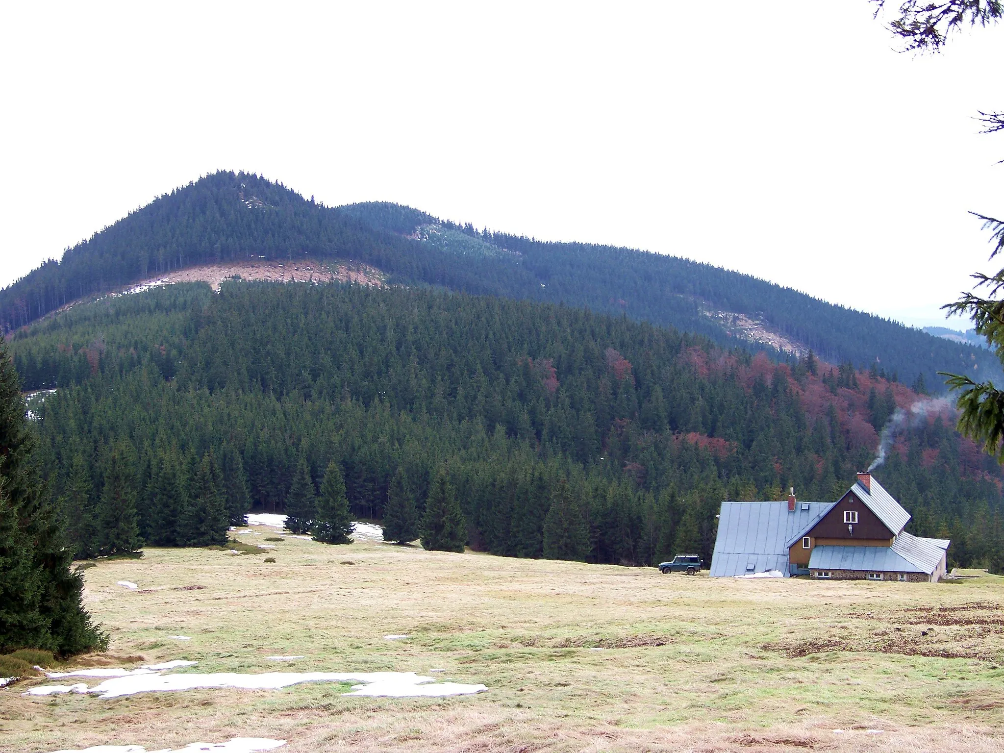 Photo showing: Rokytnice nad Jizerou-Rokytno, Semily District, Liberec Region, the Czech Republic. Dvoračky, a view of Vlčí hřeben and Technometra cottage.