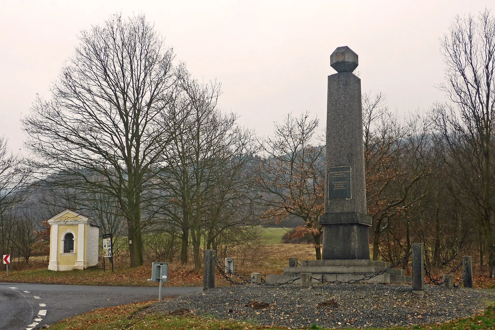 Photo showing: Französisches Denkmal zur Schlacht bei Kulm und Juchtenkapelle in Priesten (Přestanov)