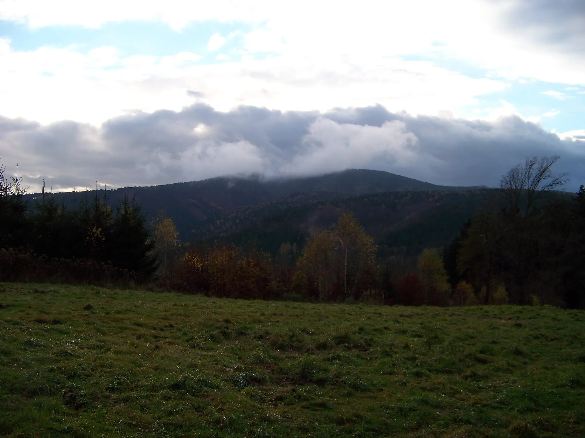 Photo showing: Liberec District, Liberec Region, Czech Republic. A view of Velký Vápenný hill (?) from Chrastava.