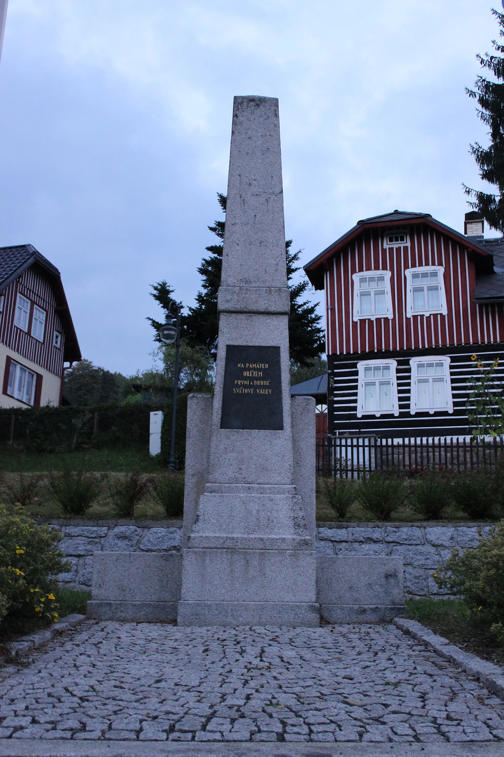 Photo showing: Památník obětem první a druhé světové války v Albrechticích v Jizerských horách.
