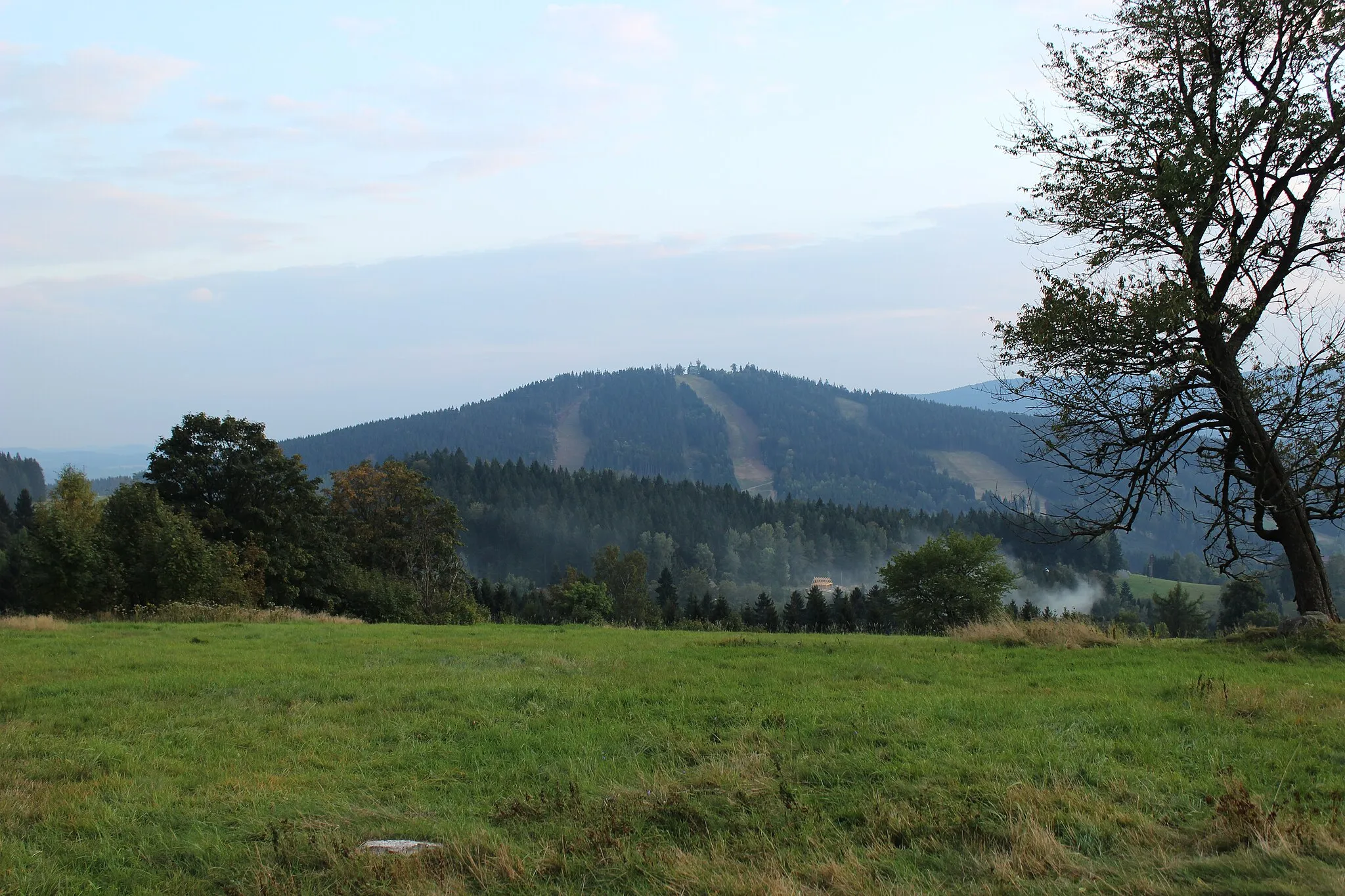 Photo showing: Pohled na Tanvaldský Špičák z vyhlídky na Mariánských Horách.