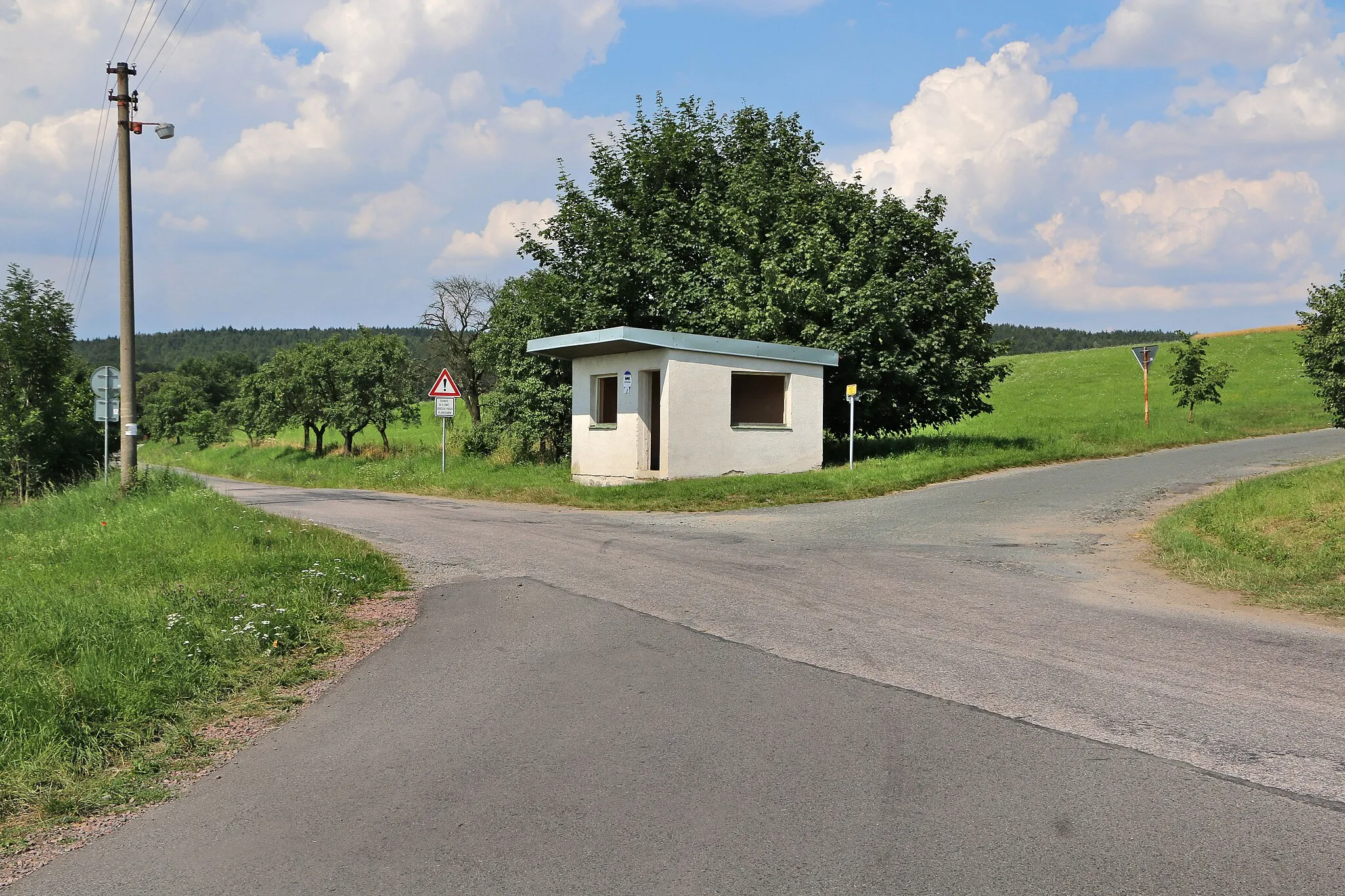 Photo showing: Bus stop by Rašovice, part of Týniště nad Orlicí, Czech Republic.