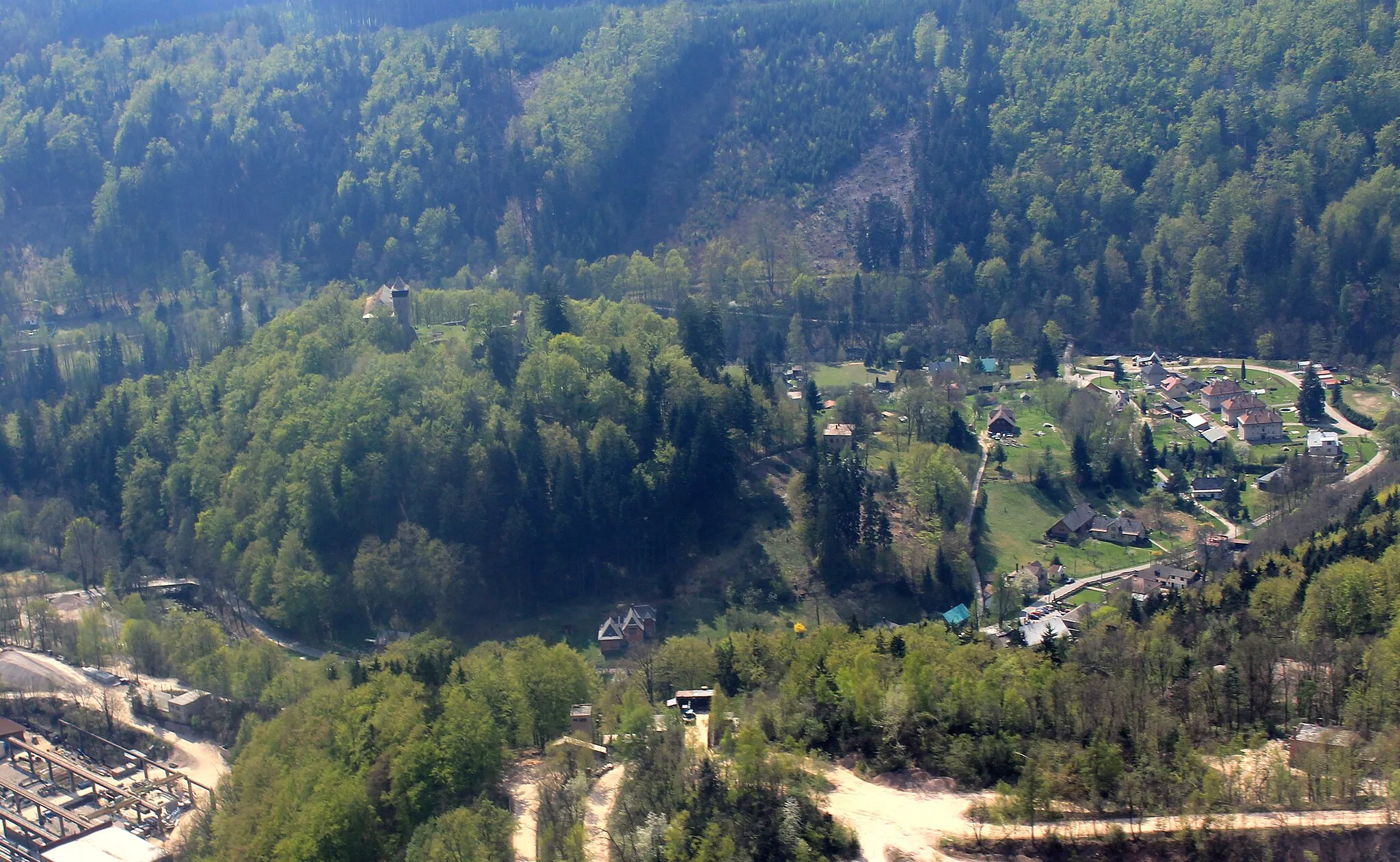 Photo showing: Part of village Litice nad Orlicí with ruin of old Litice Castle from air, eastern Bohemia, Czch republic