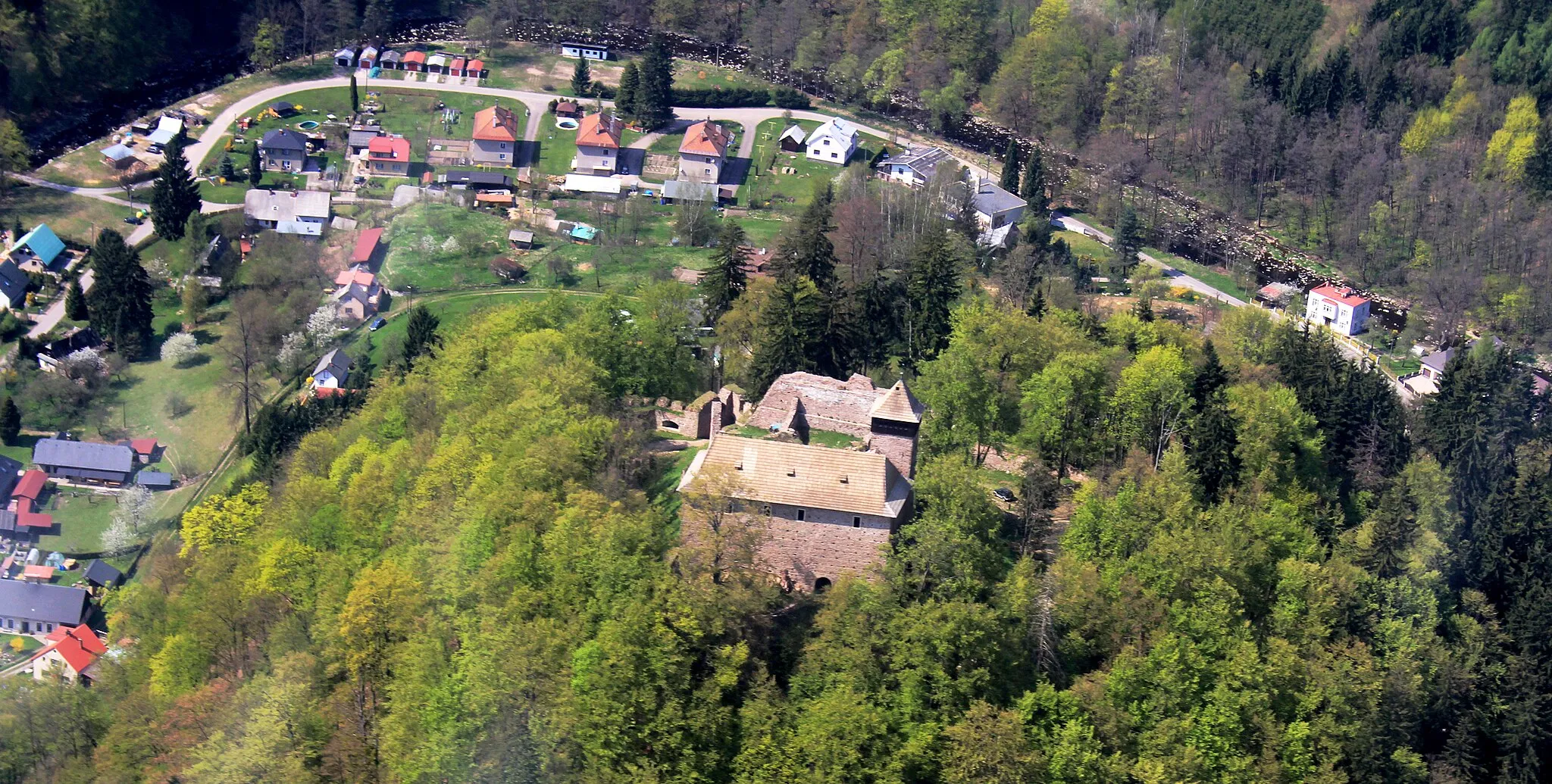 Photo showing: Part of village Litice nad Orlicí with ruin of old Litice Castle from air, eastern Bohemia, Czech republic