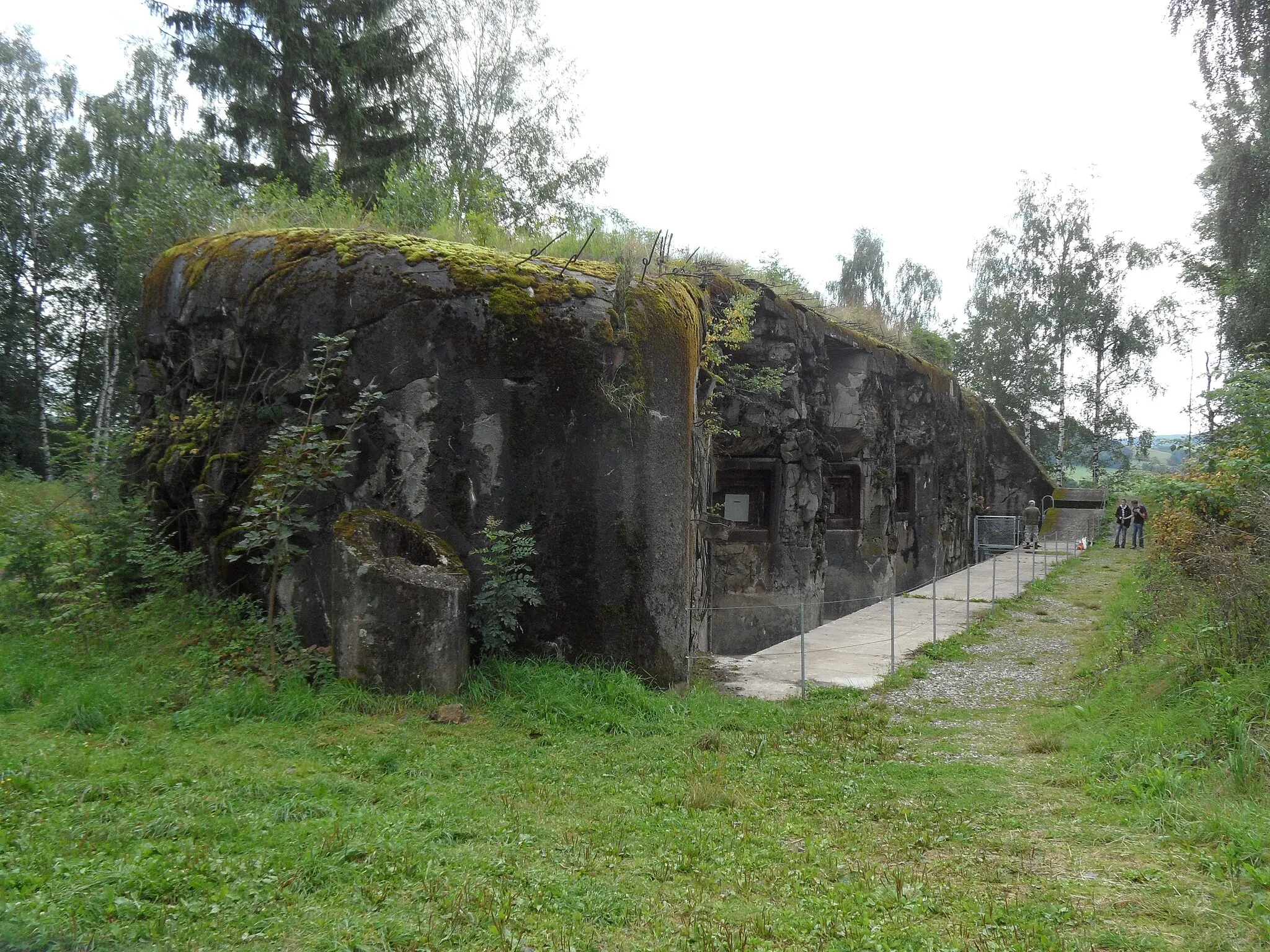 Photo showing: K-S 11 "Na svahu" casemate (part of Hůrka fortress) A. Overview, approx. from West, Králíky, Ústí nad Orlicí District, the Czech Republic.