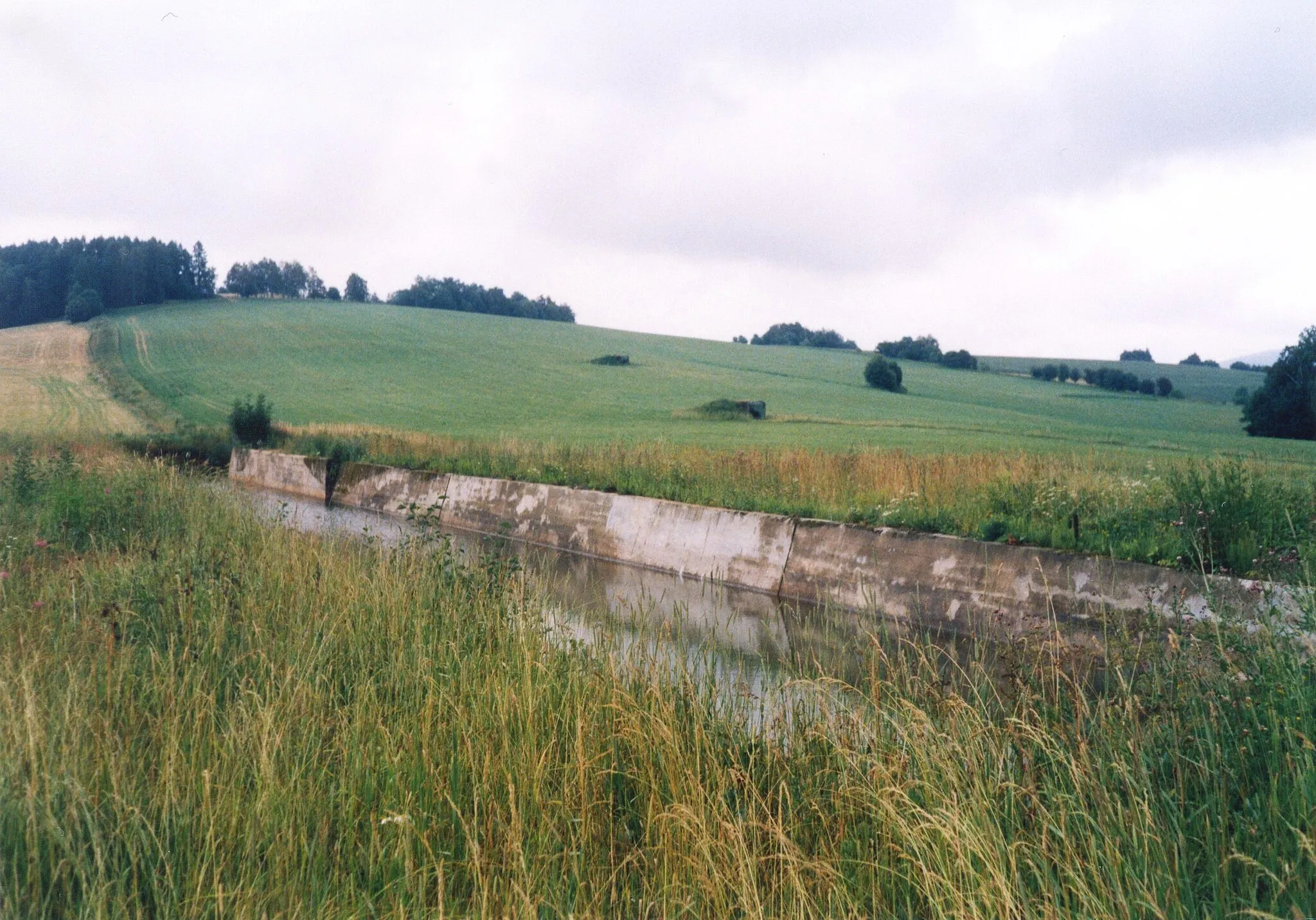 Photo showing: Anti-tank trench near to K-S 14 U cihelny infantry casemate, Ústí nad Orlicí District, Czech Republic