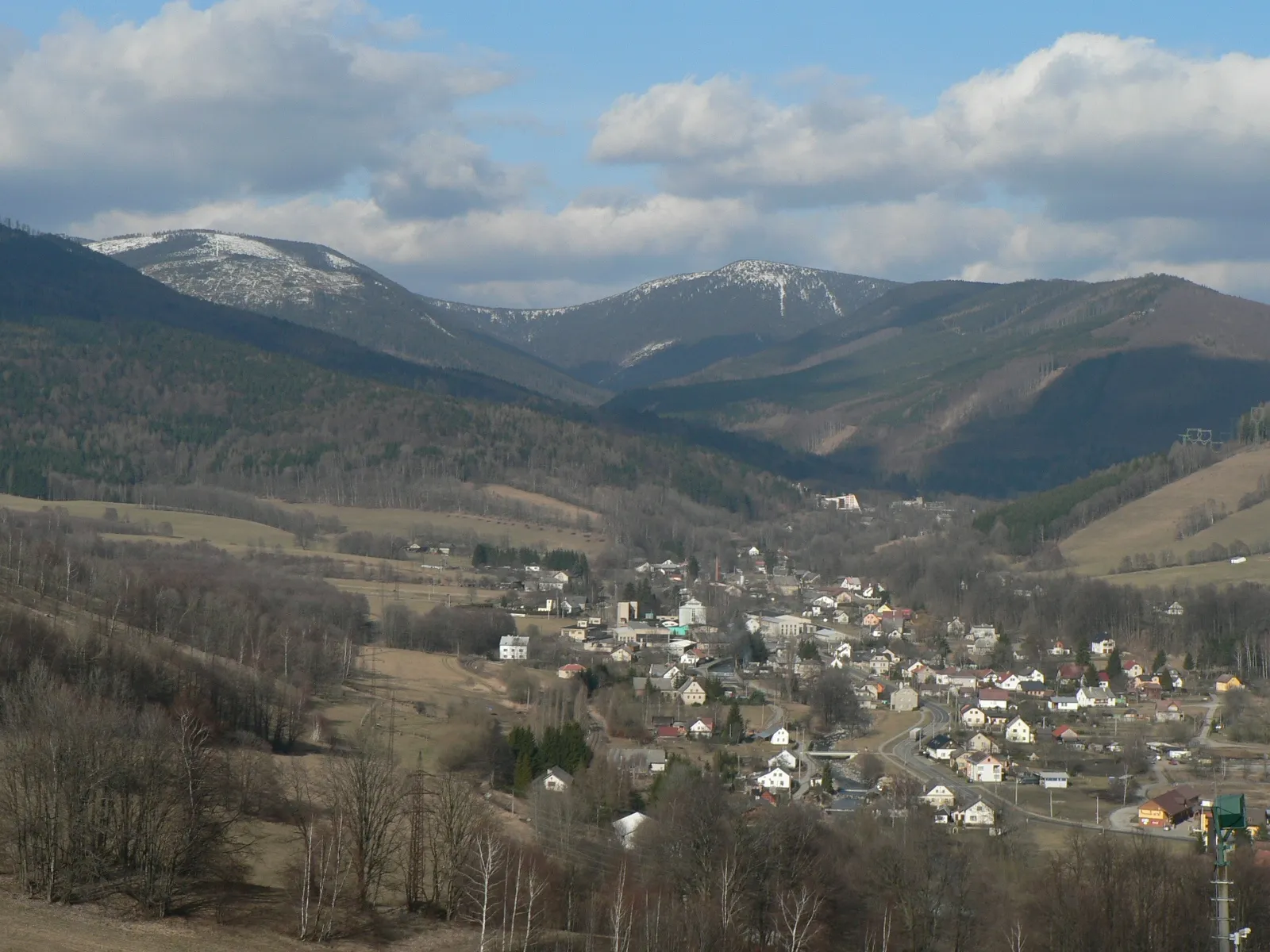 Photo showing: Horní Loučná nad Desnou, v pozadí vlevo Spálený vrch (za ním se skrývá Vozka), vpravo Červená hora.