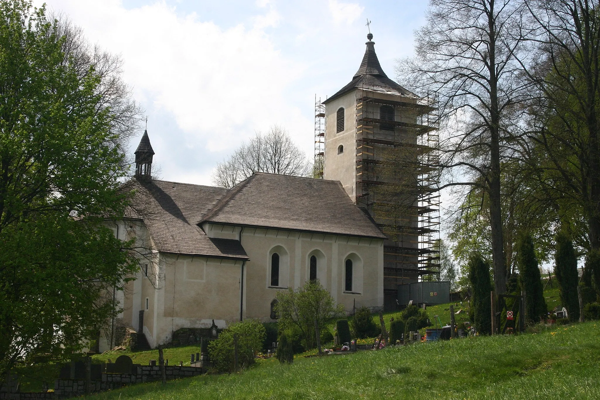 Photo showing: Starý hřbitovní kostel v Horním Maršově. Věž je pod lešením