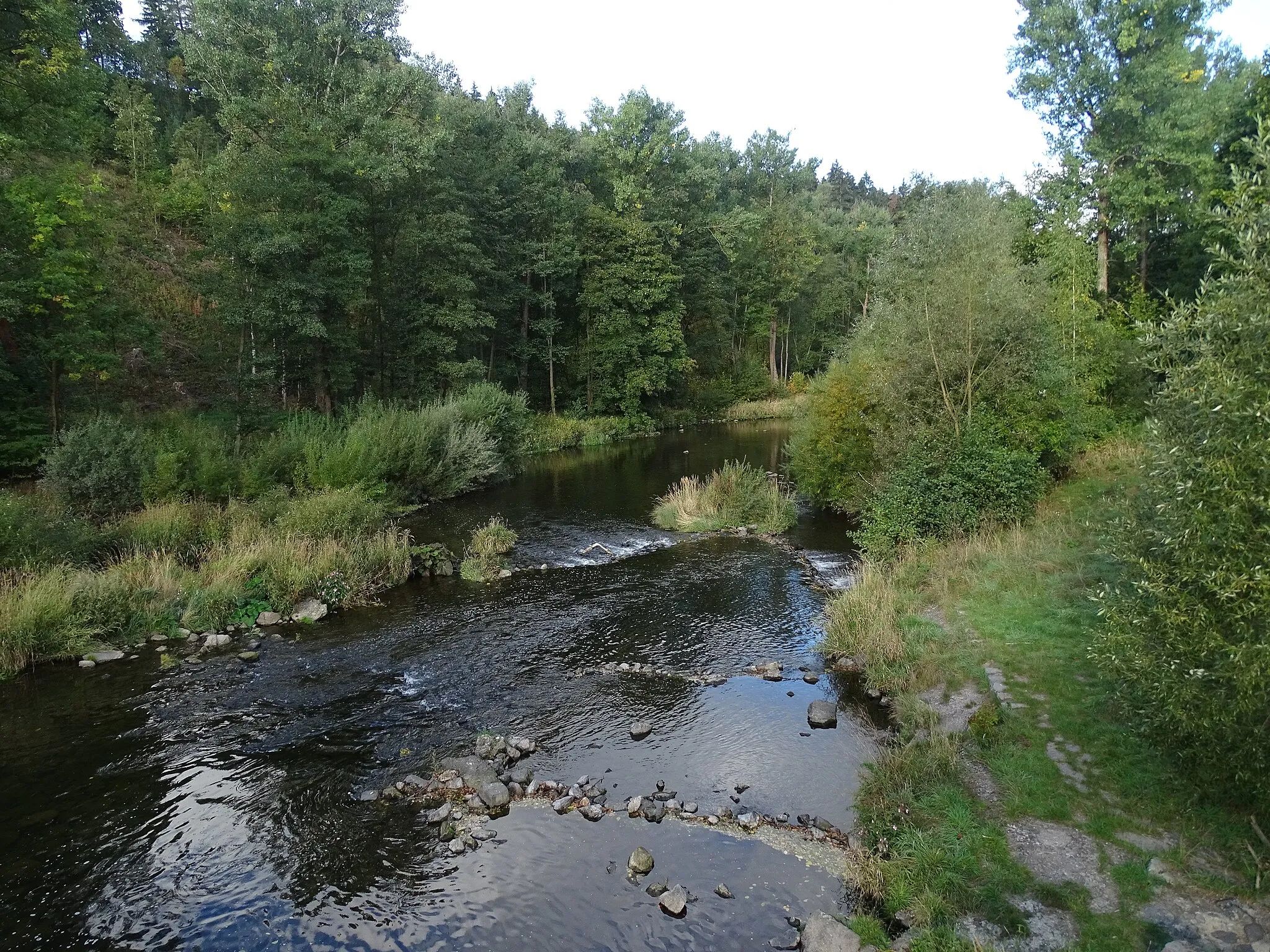 Photo showing: Benešov u Semil-Pod Mošnou and Slaná-Bořkov, Semily District, Liberec Region, Czechia. Jizera river under the weir and the footbridge.