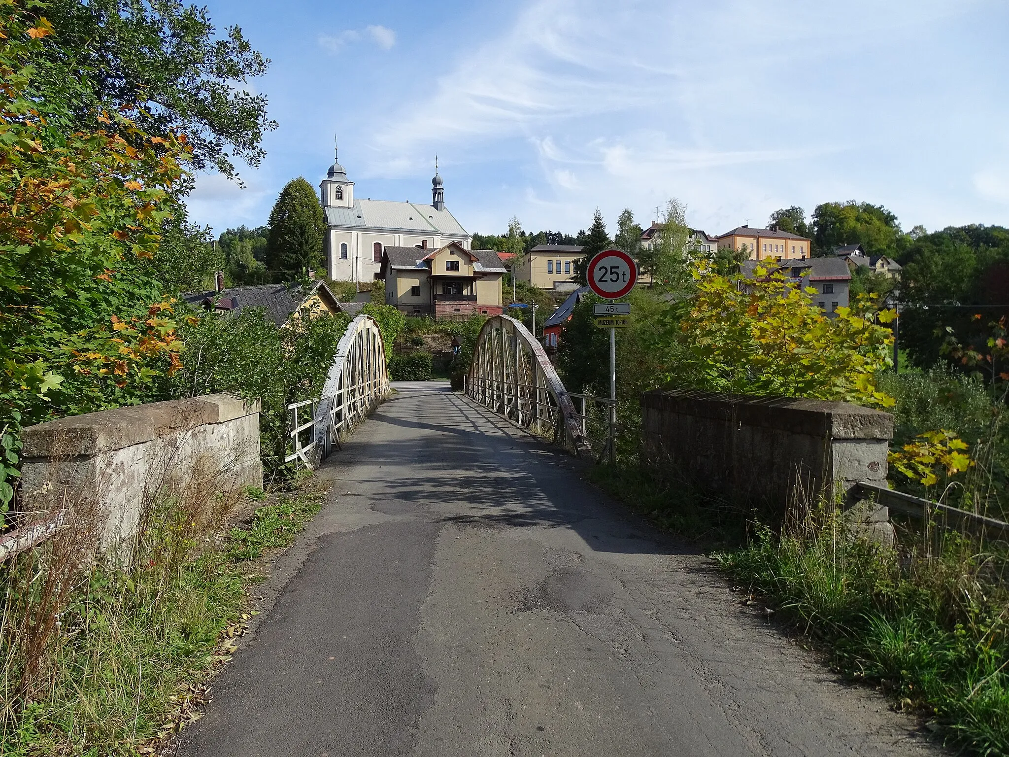 Photo showing: Háje nad Jizerou-Loukov and Bystrá nad Jizerou, Semily District, Liberec Region, Czechia. Road III/2924, a bridge over the Jizera.