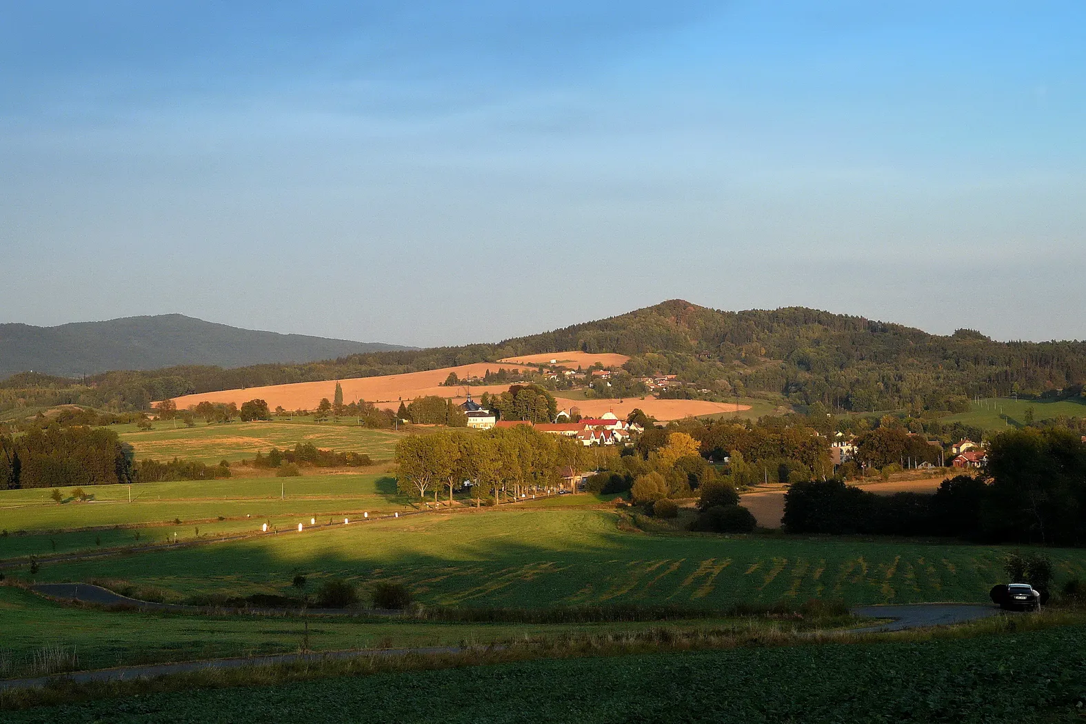 Photo showing: Velká hora (vpravo) nad Mladějovem. Vlevo vrch Tábor