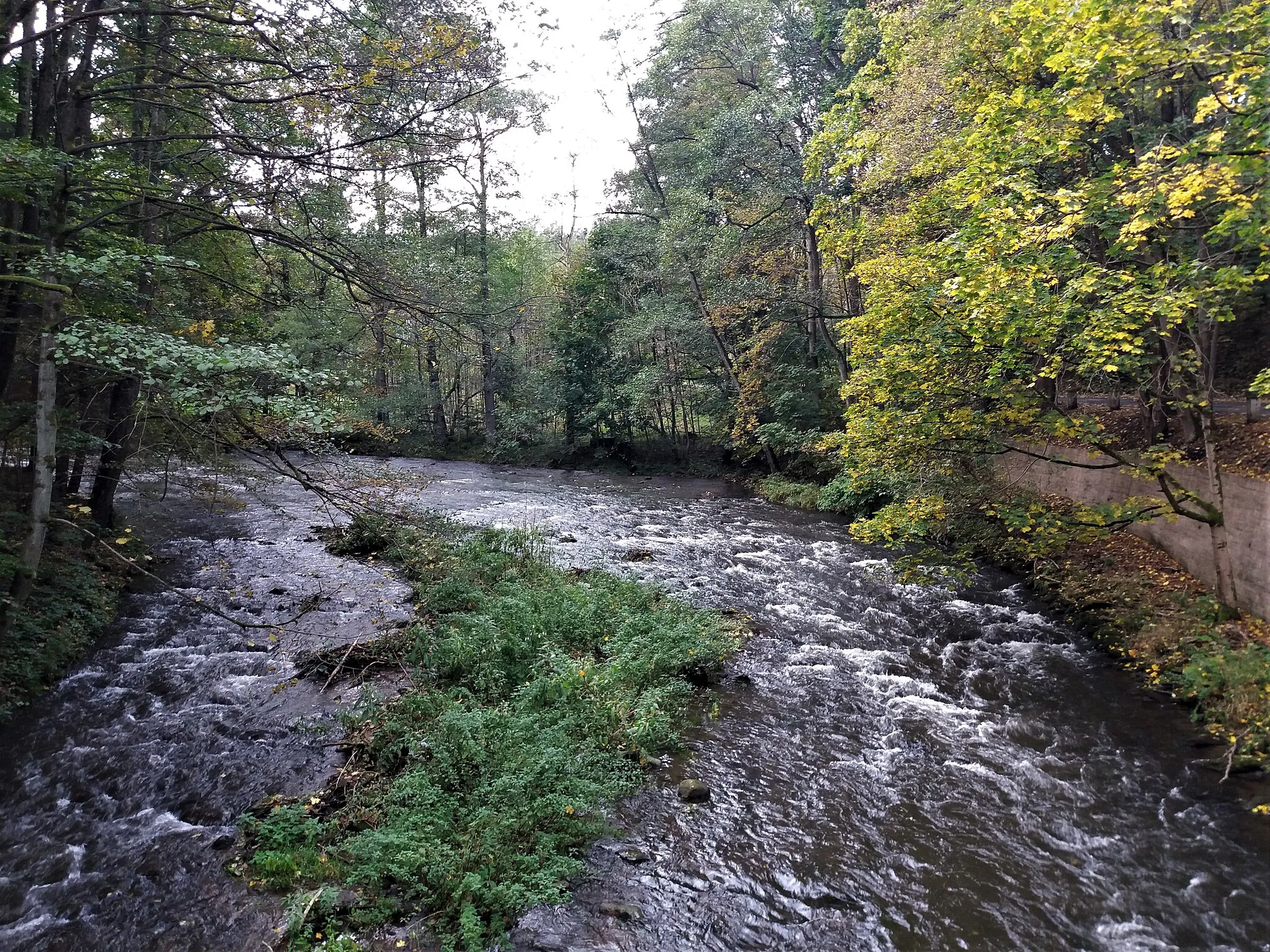 Photo showing: Metuje downstream of Peklo Lodge