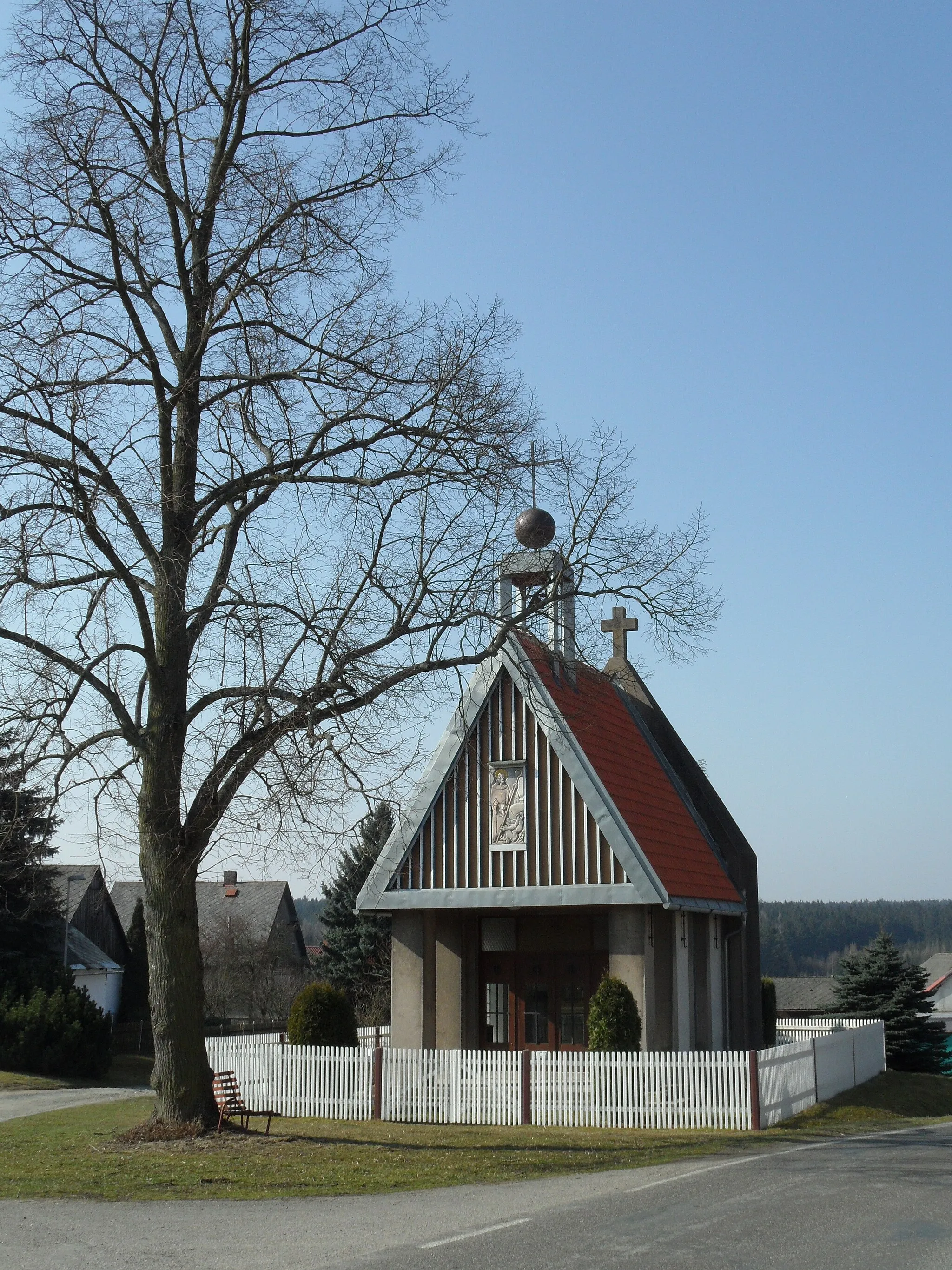 Photo showing: Nová Ves u Leštiny I. Church and Tree. Havlíčkův Brod District, the Czech Republic.