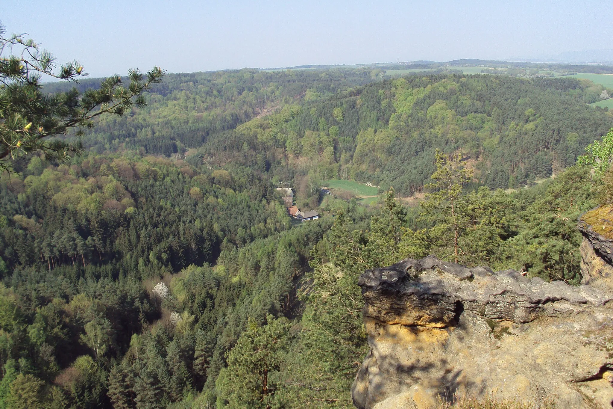 Photo showing: Vyhlídka z okraje kopce Rač směrem na západ, katastr Deštná u Dubé, Kokořínsko