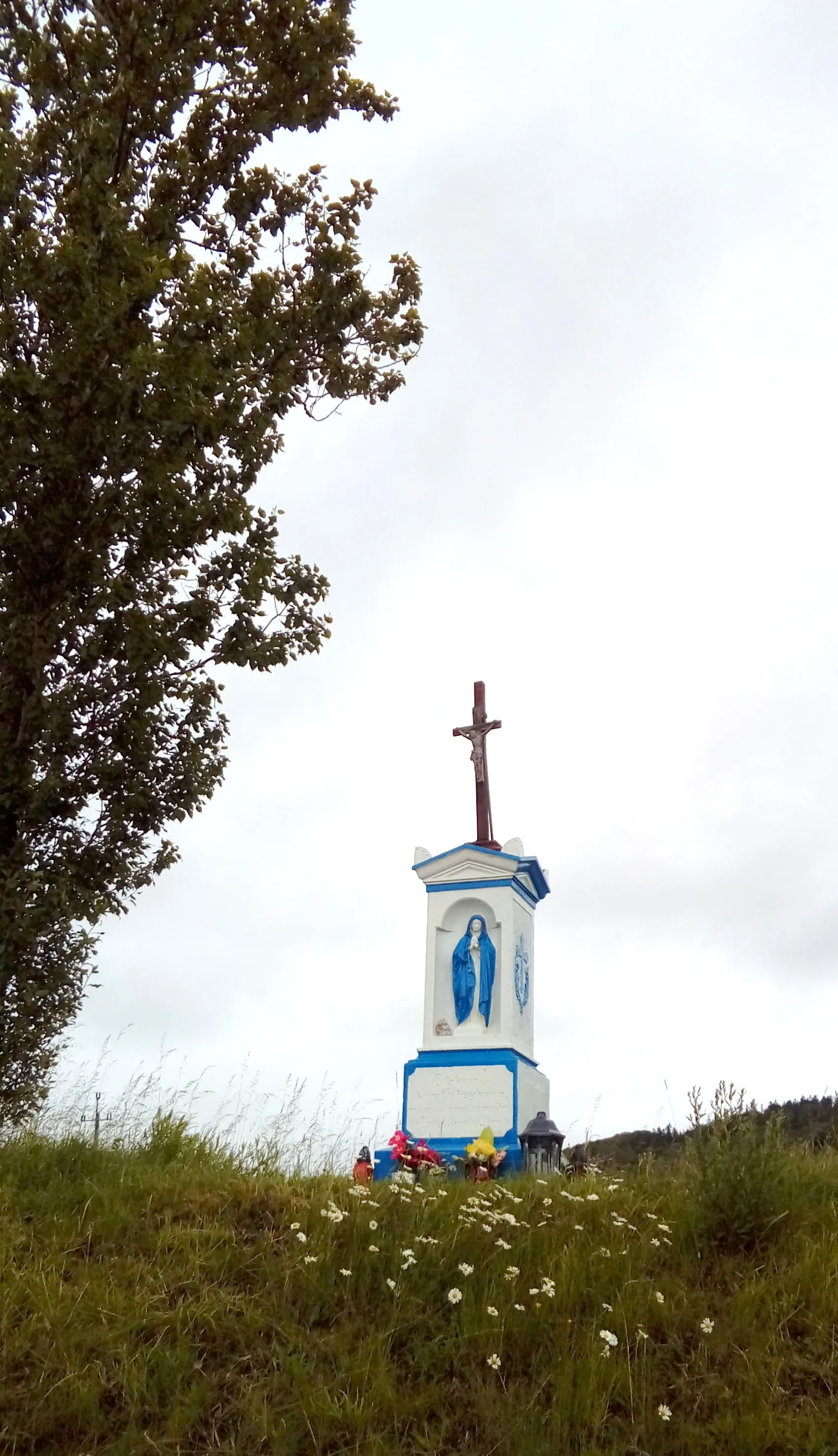 Photo showing: Przedwojów, krzyż przydrożny przy DK 5 z figurą Matki Bożej