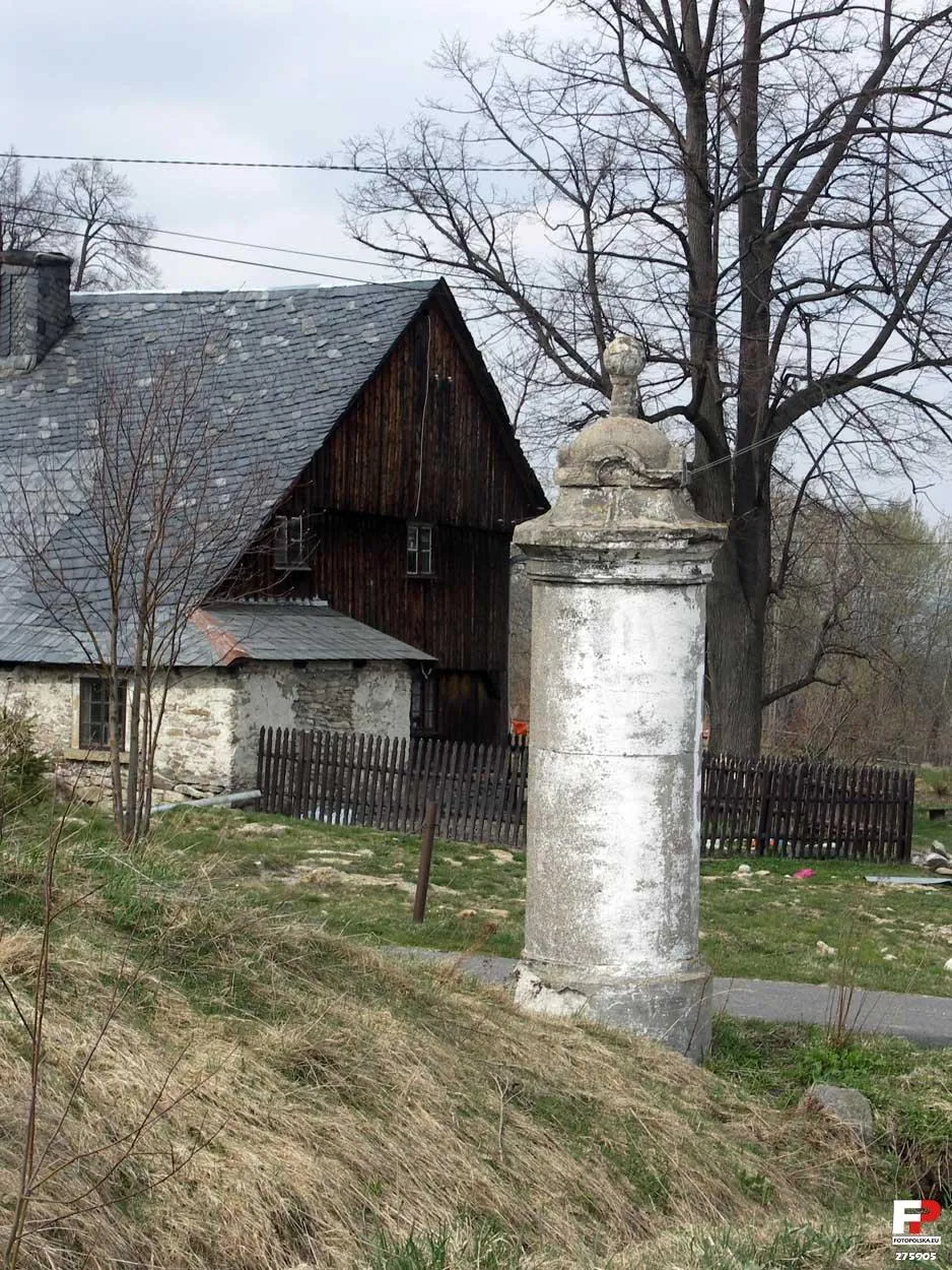 Photo showing: Stary słup ogłoszeniowy.