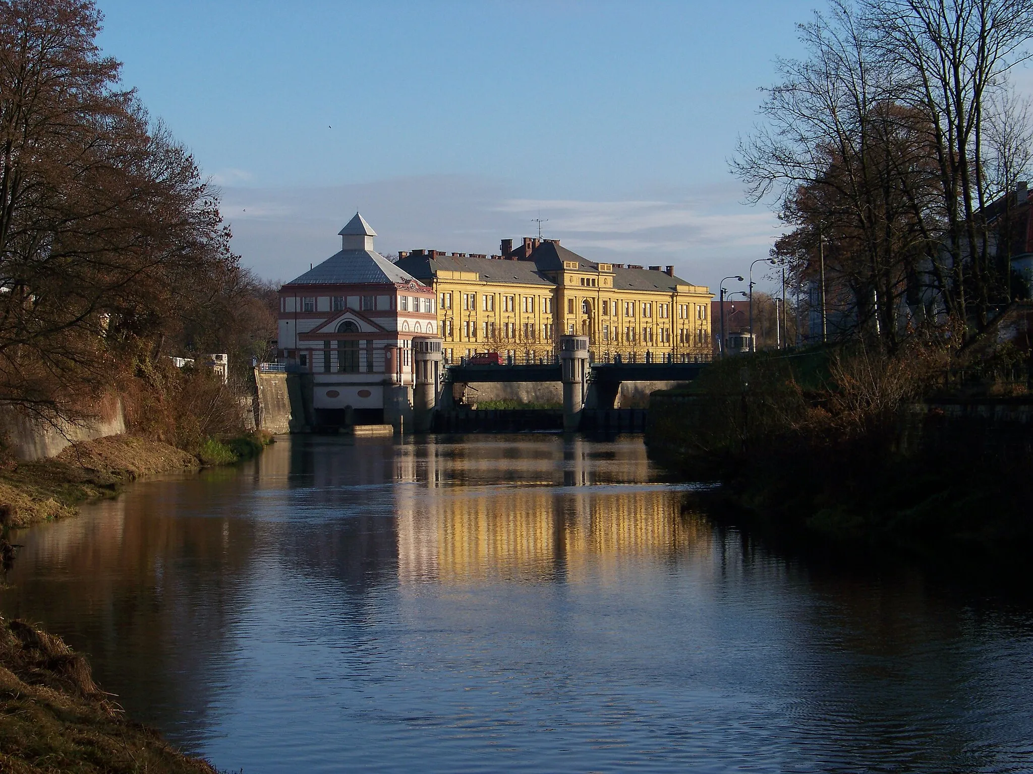 Photo showing: Hradec Králové, Hradec Králové District, Hradec Králové Region, the Czech Republic. Orlice river and the Moravian Bridge and Weir.
