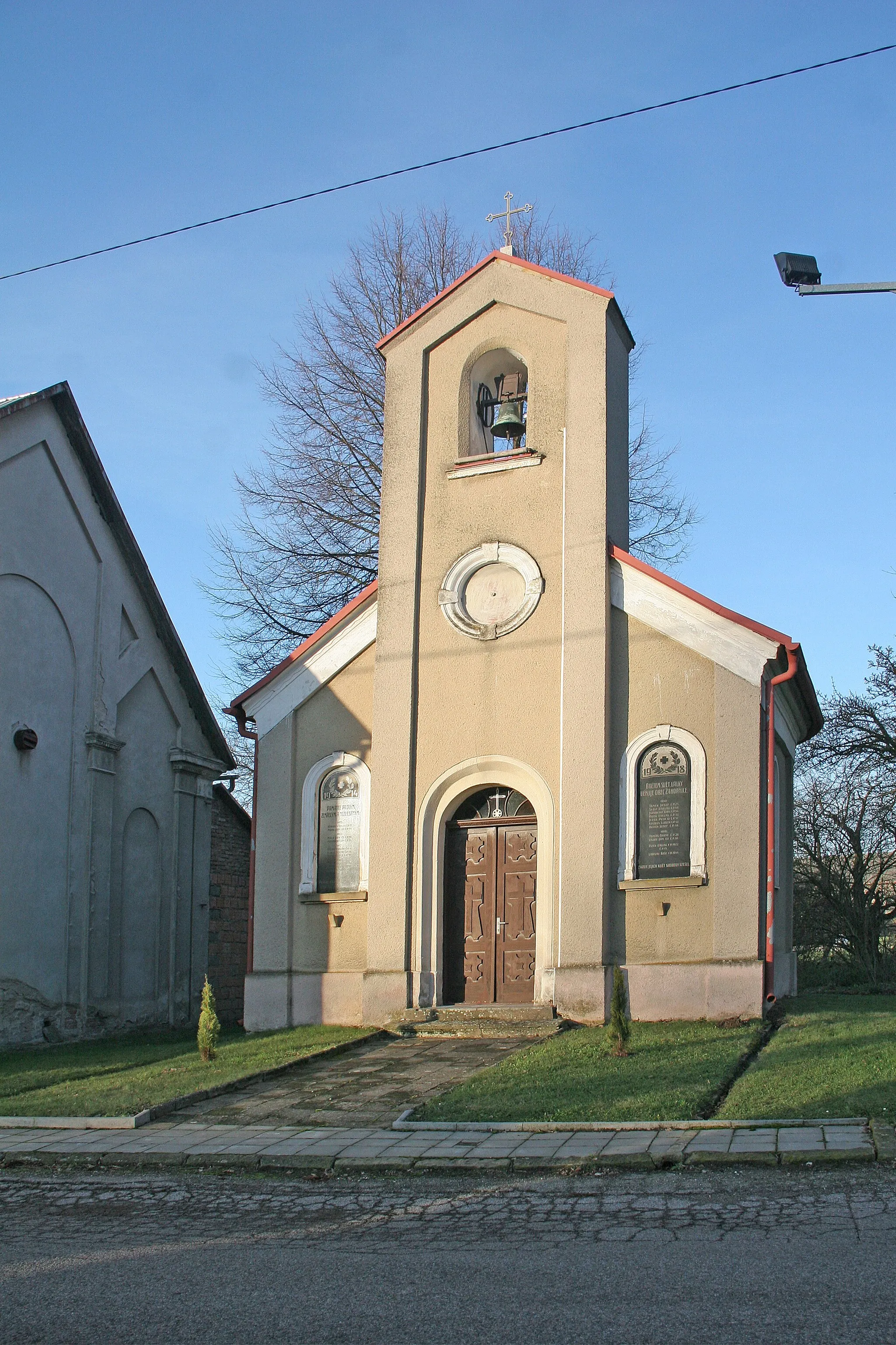 Photo showing: Záhornice kaple
Camera location 50° 14′ 13.9″ N, 16° 07′ 42.75″ E View this and other nearby images on: OpenStreetMap 50.237194;   16.128541

This file was created as a part of the photographic program of Wikimedia Czech Republic. Project: Foto českých obcí The program supports Wikimedia Commons photographers in the Czech Republic.