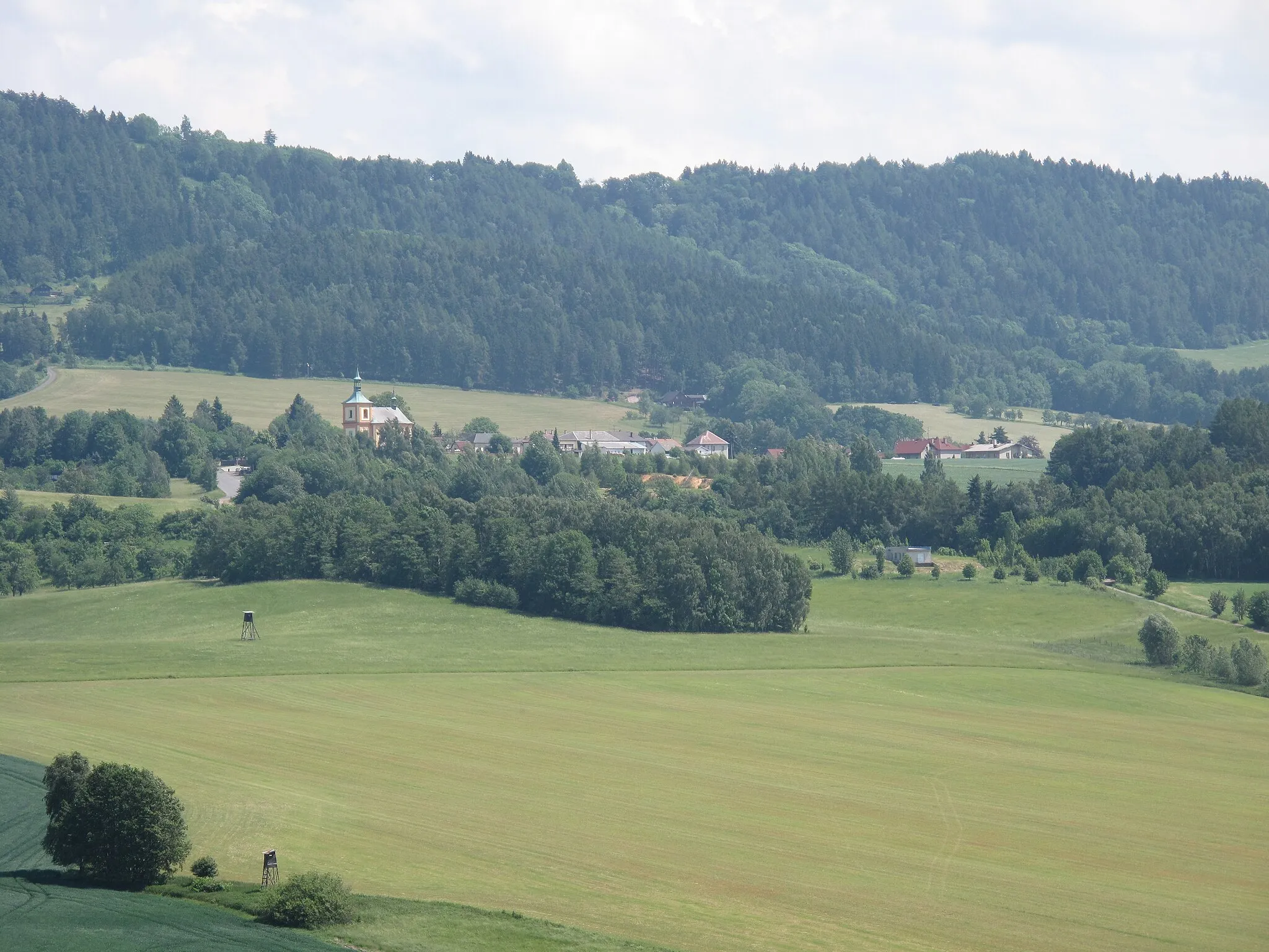 Photo showing: View at Tatobity village as seen from Volavce village, Semily District, Czech Republic.