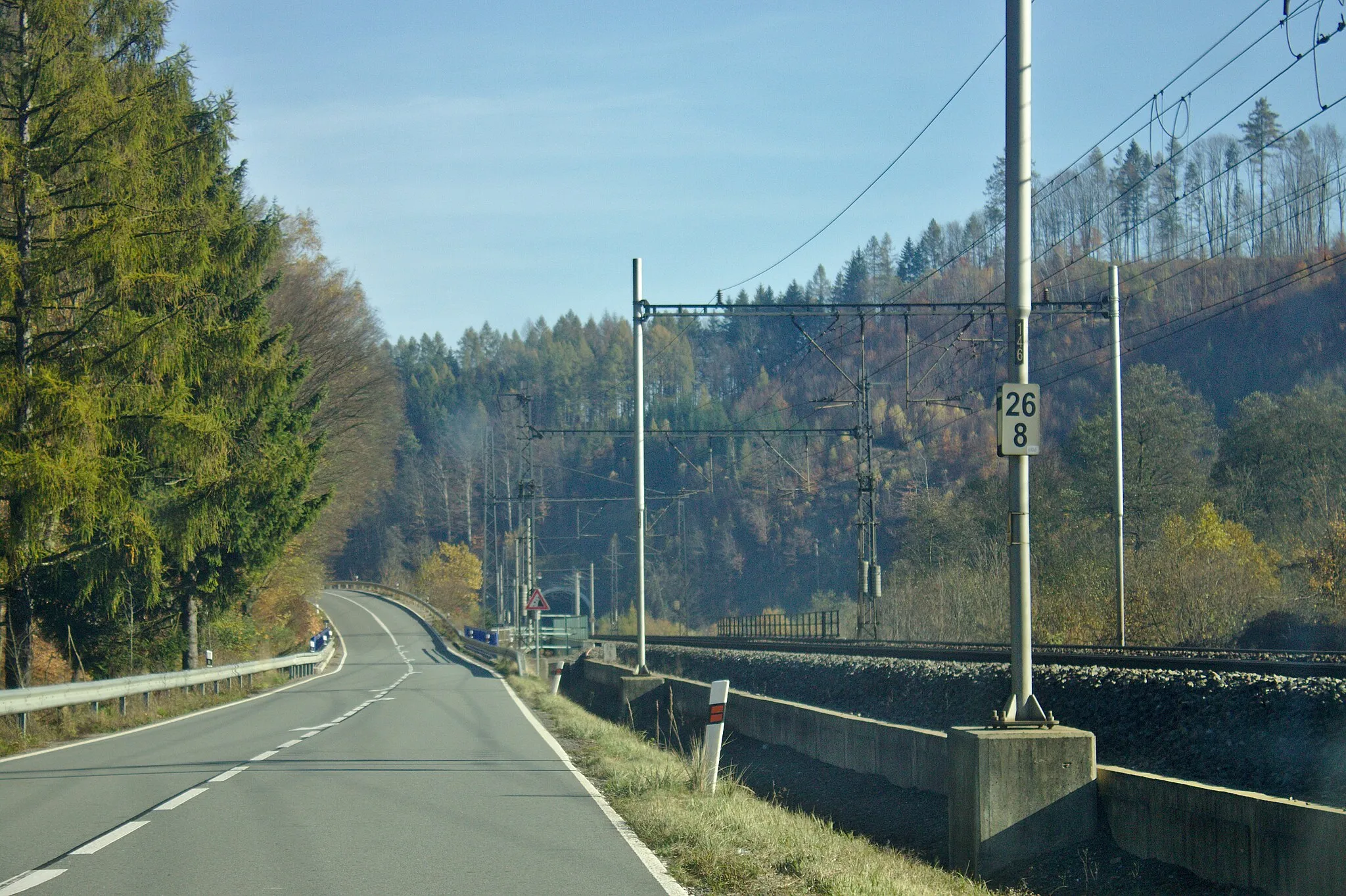 Photo showing: Silnice a trať železničního koridoru v obci Tatenice